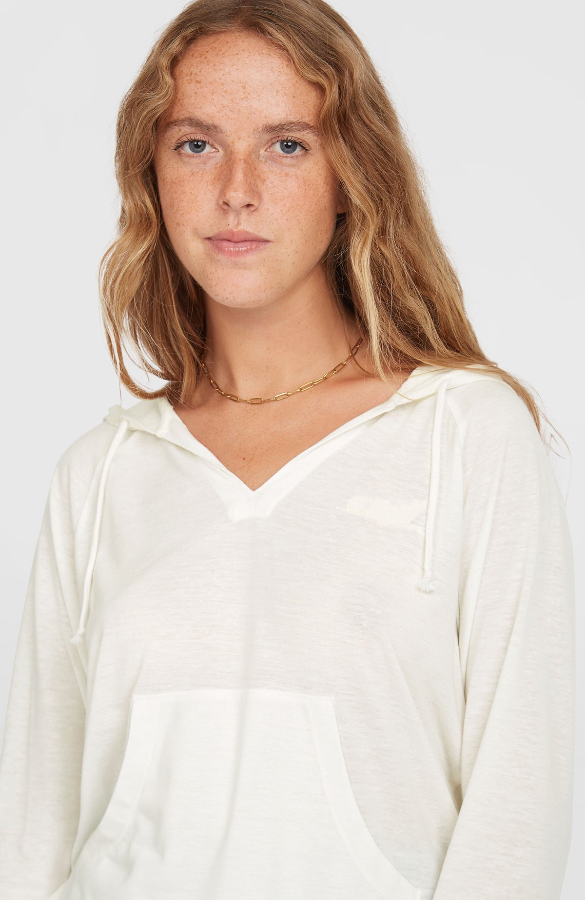 Essentials Langarm-Hoodie für Damen, weiß, Nahaufnahme von V-Ausschnitt und Kordelzug am Model