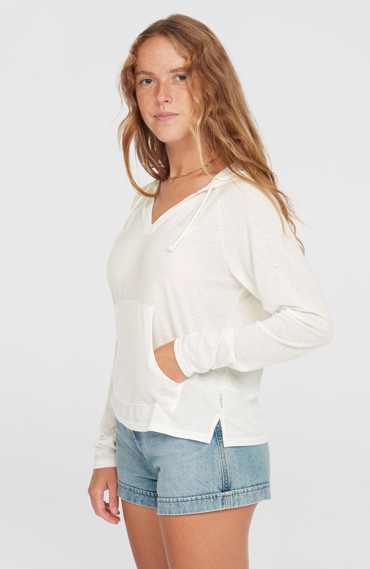 Essentials Langarm-Hoodie für Damen, weiß, Seitenansicht am Model mit seitlichem Saumschlitz