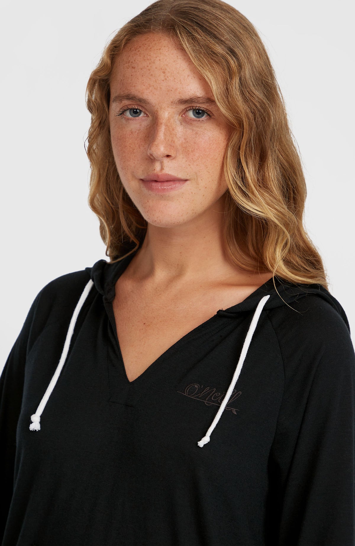 Nahaufnahme des schwarzen Essentials Langarm-Hoodie für Damen mit V-Ausschnitt, weißem Kordelzug und Logo-Stickerei