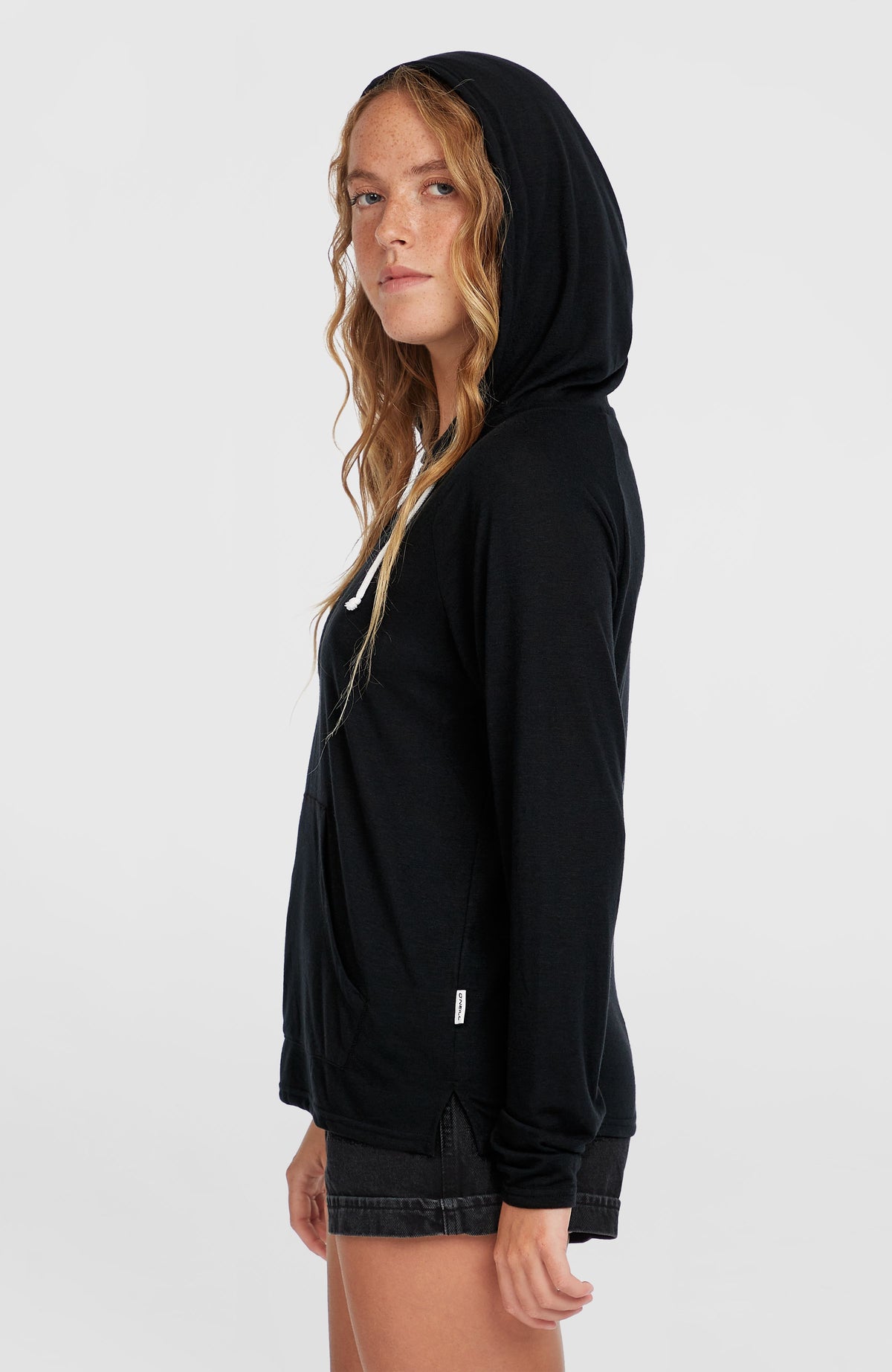 Essentials Langarm-Hoodie für Damen, schwarz, Seitenansicht am Model mit aufgesetzter Kapuze und seitlichem Label