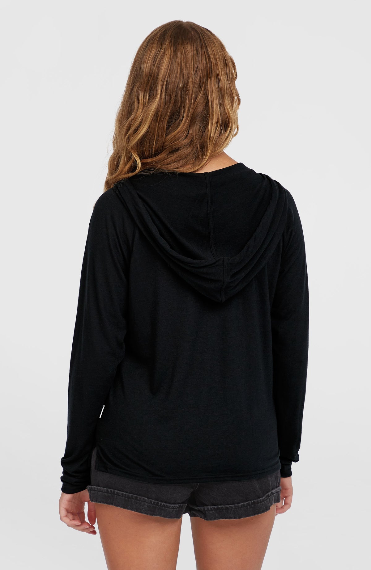 Essentials Langarm-Hoodie für Damen in Schwarz, Rückansicht am Model mit herabhängender Kapuze und Raglanärmeln