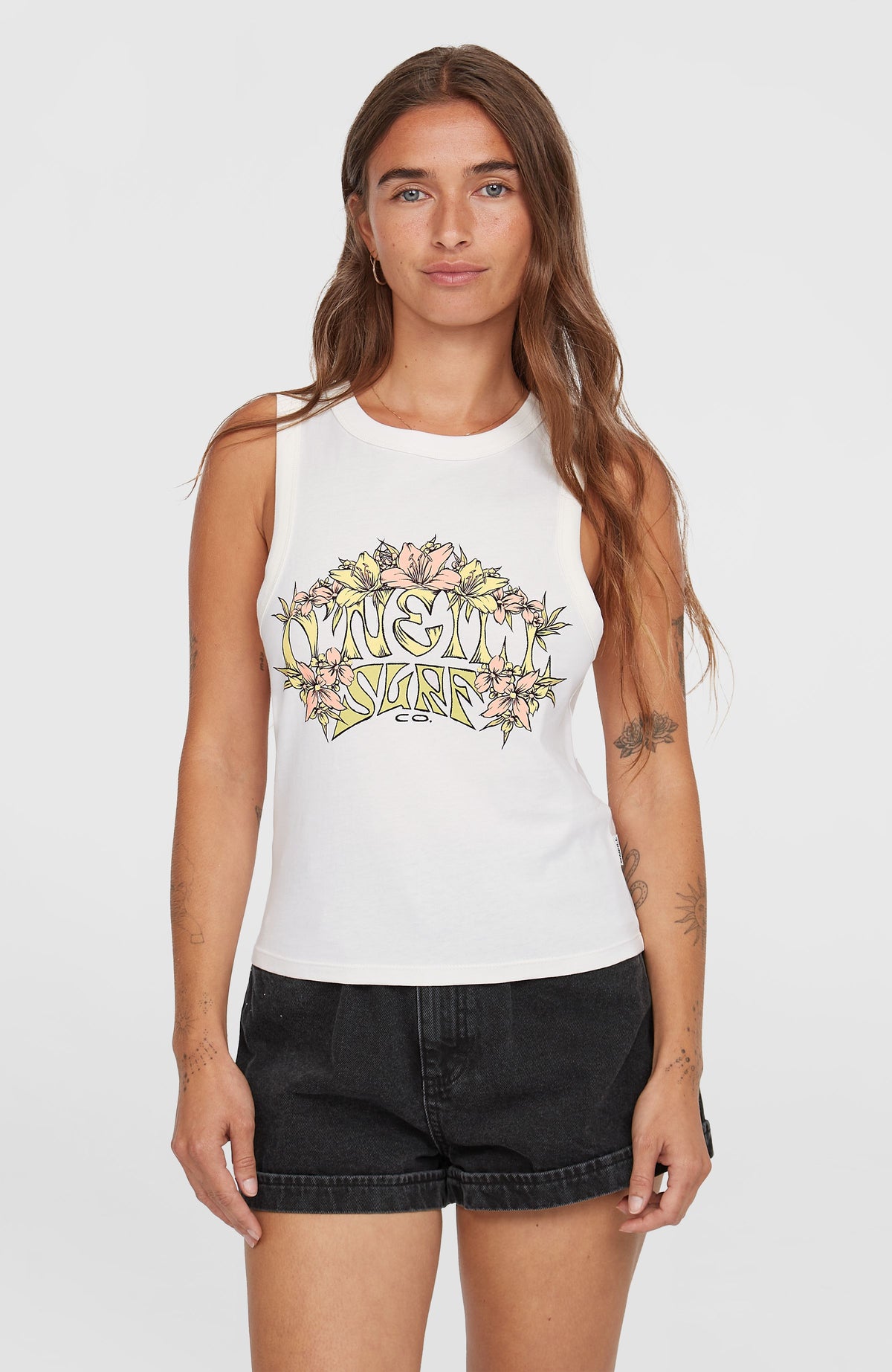 O'Neill Summer Must Haves Graphic Tanktop für Damen, weiß mit Logo-Print in Gelb und Rosa, Vorderansicht am Model