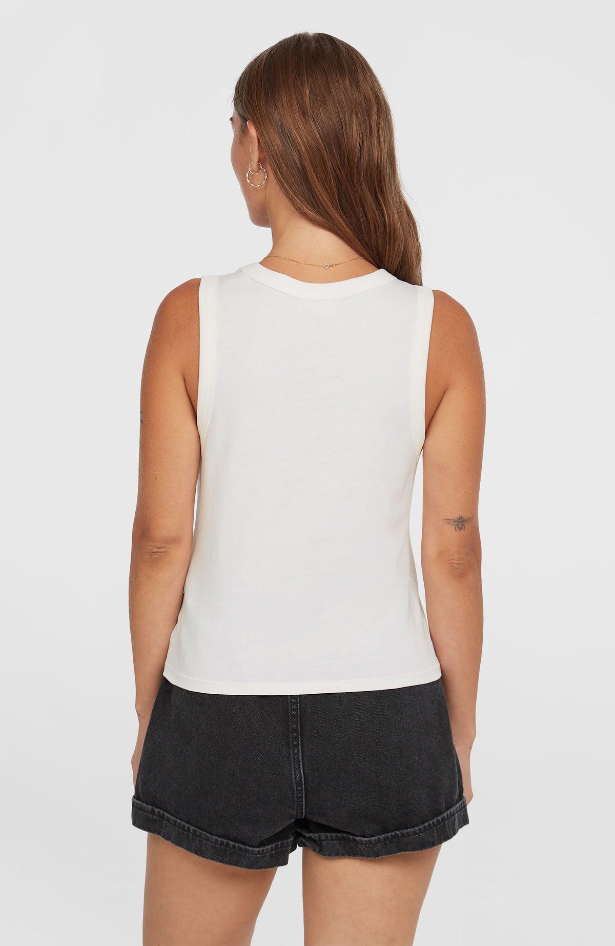 Summer Must Haves Graphic Tanktop für Damen, weiß mit Logo-Print in Gelb und Rosa, Rückansicht am Model