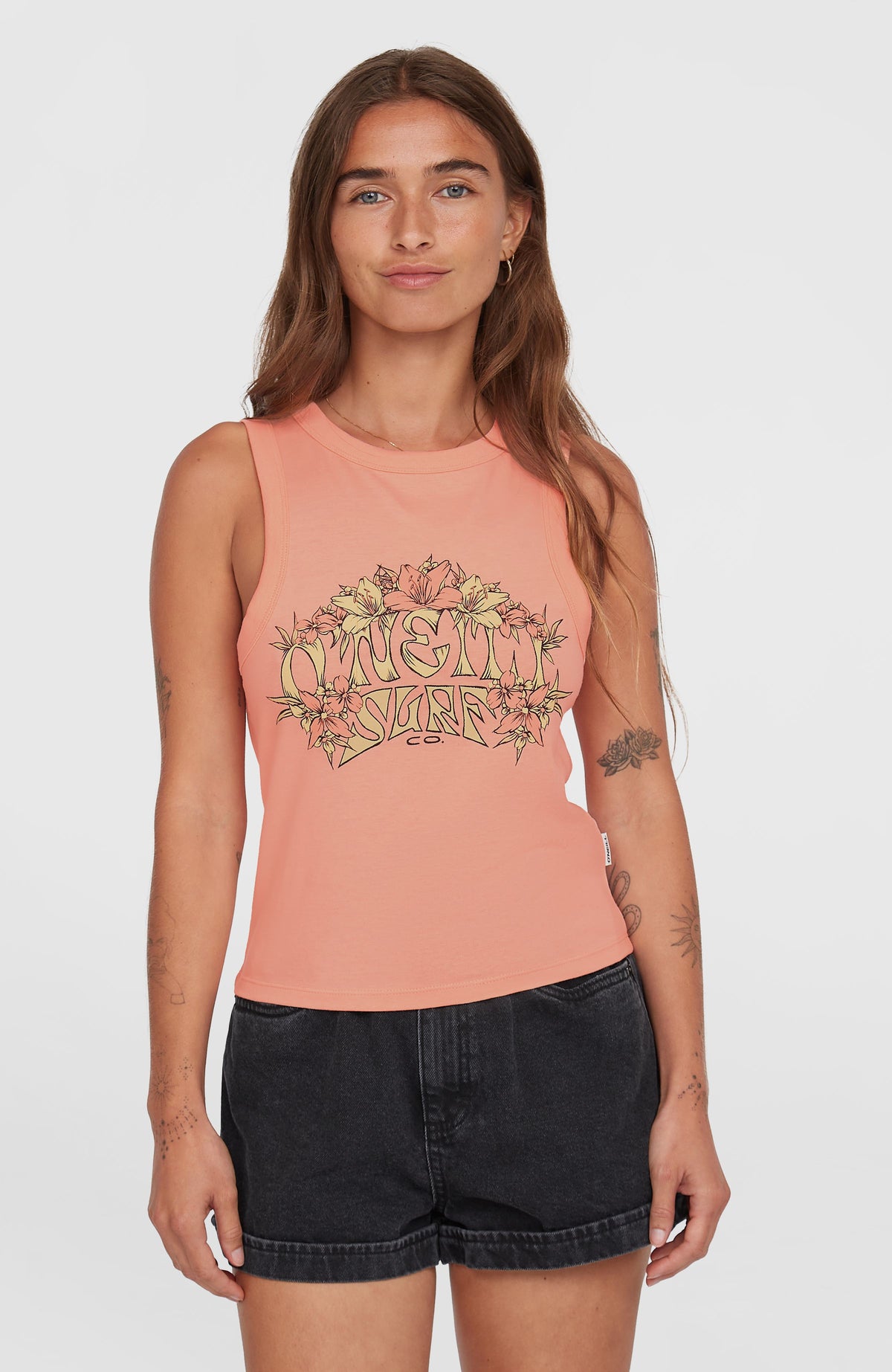 O'Neill Summer Must Haves Graphic Tanktop für Damen, pink mit Logo-Print in Gelb, Vorderansicht, getragen am Model