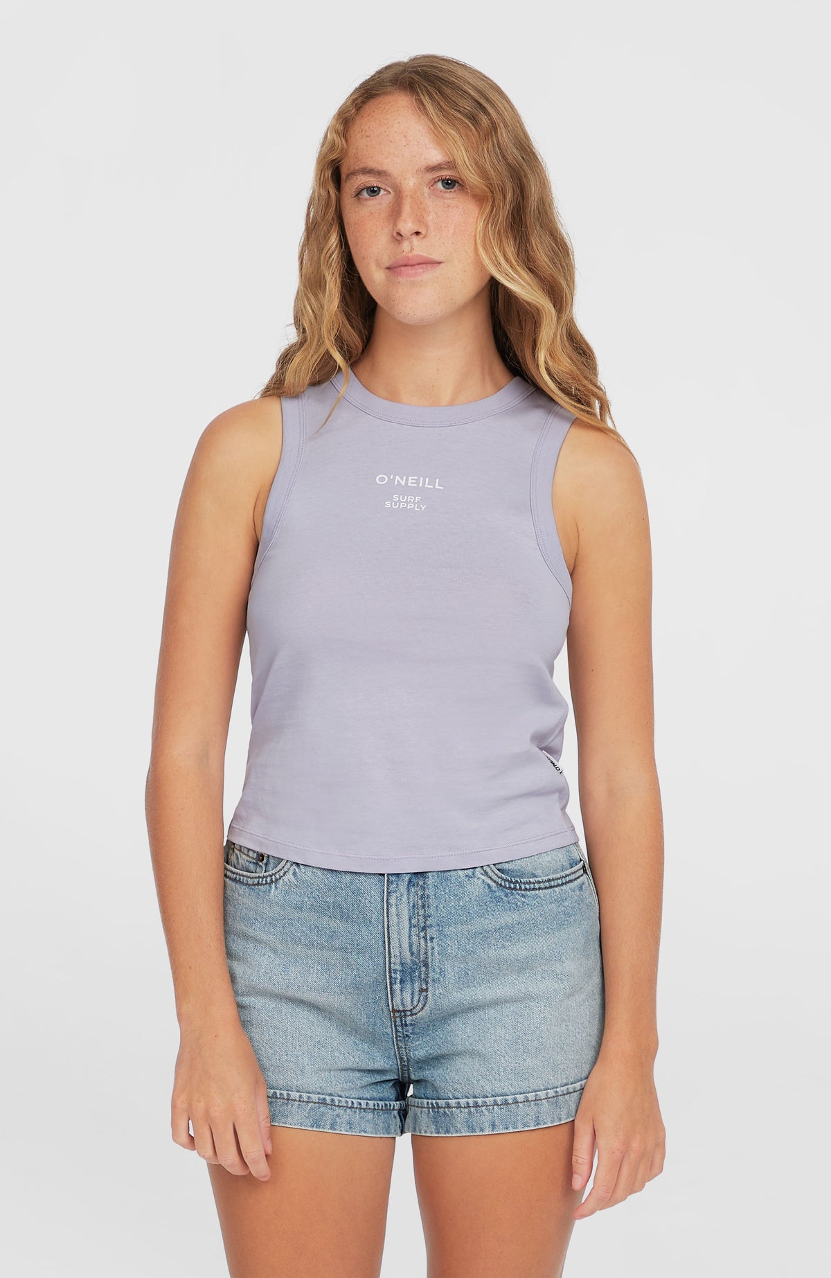 O'Neill Summer Must Haves Graphic Tanktop für Damen, lila mit Logo-Print in Weiß, am Model von vorne