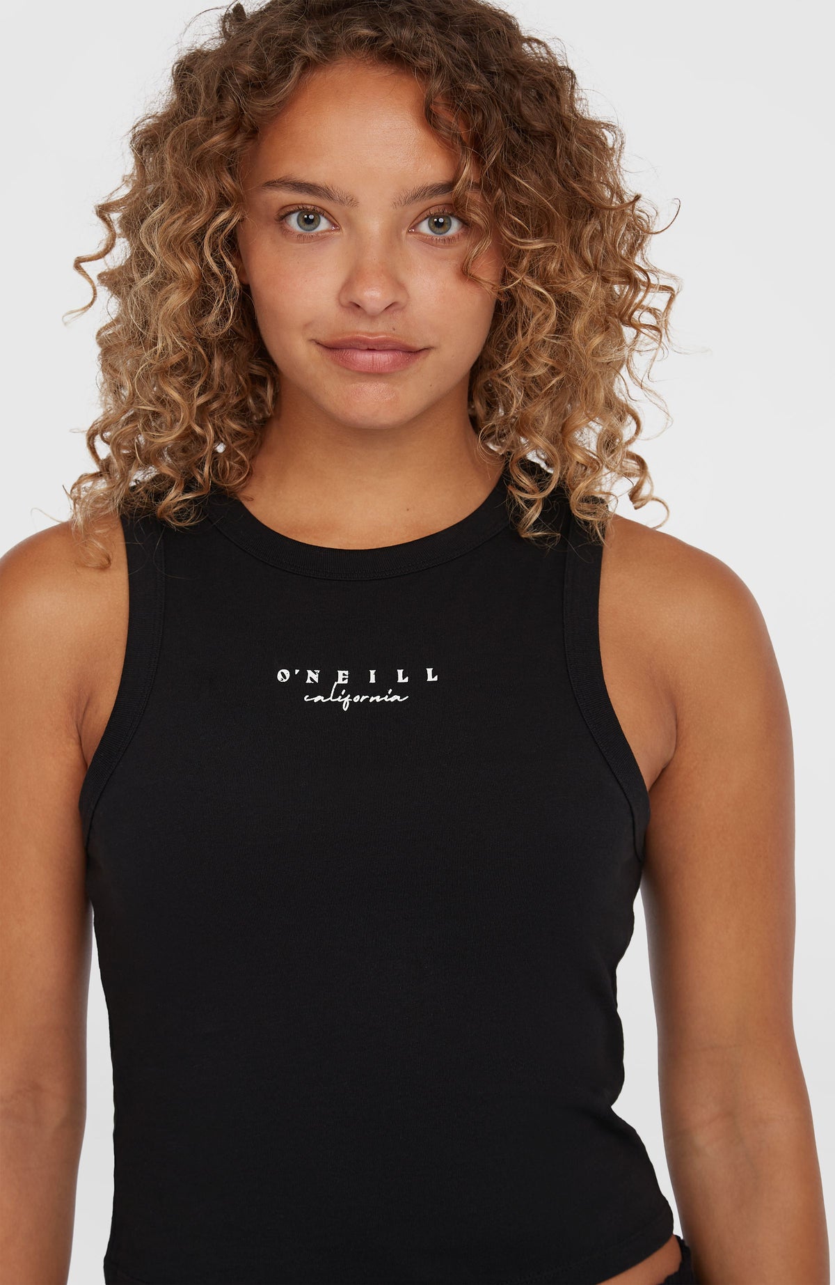 Summer Must Haves Graphic Tanktop für Damen, schwarz, Nahaufnahme am Model von Rundhalsausschnitt und Logo-Print