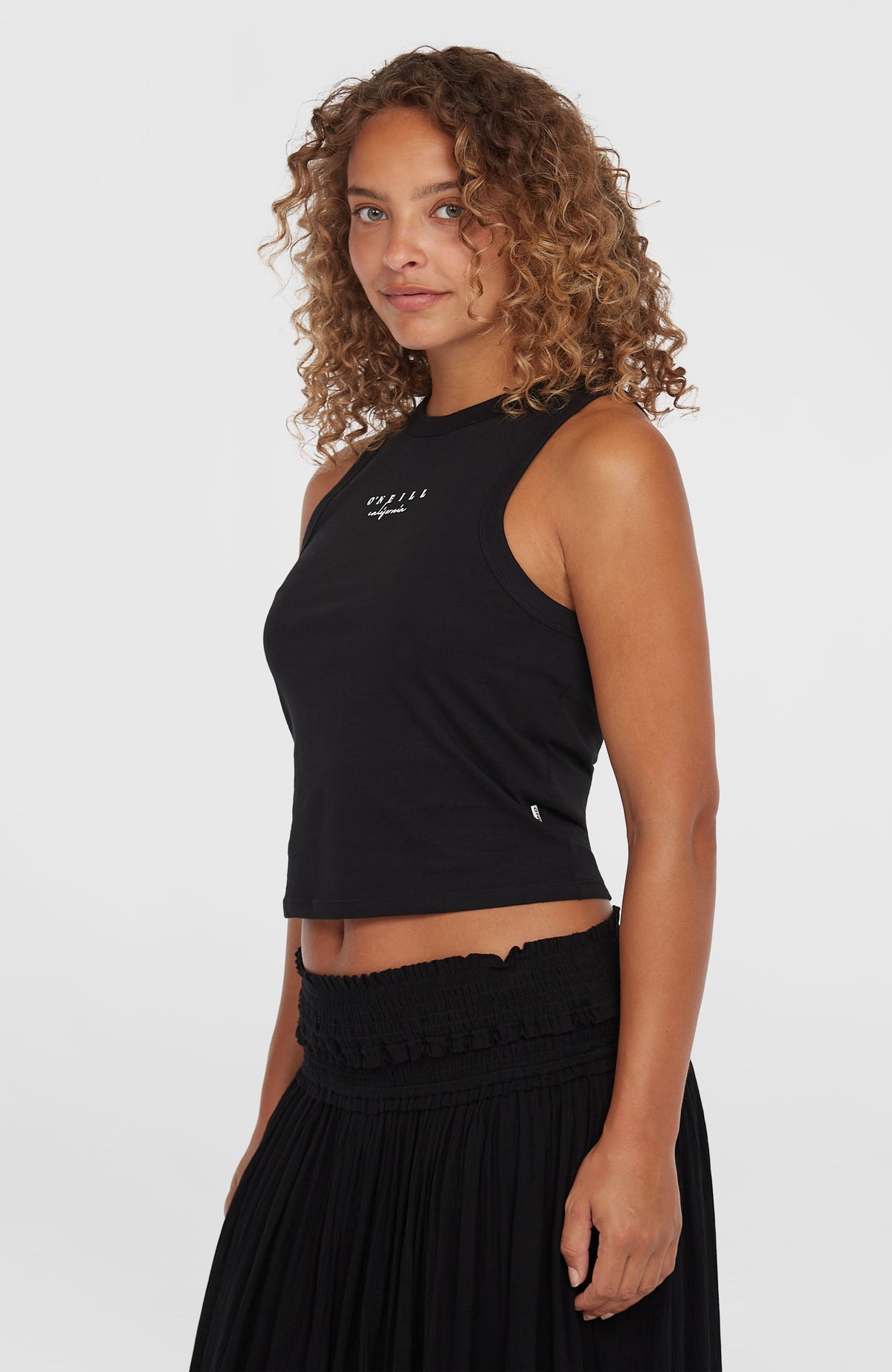 Summer Must Haves Graphic Tanktop für Damen, schwarz mit Logo-Print in Weiß, schräge Seitenansicht am Model