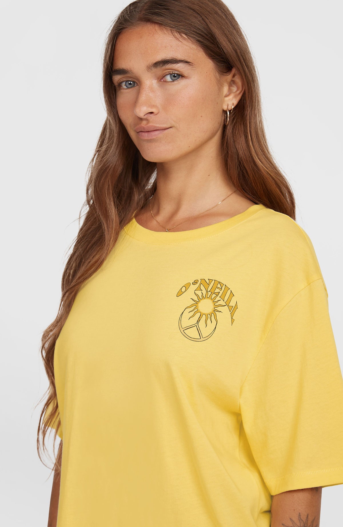 Summer Must Haves Back Print T-Shirt, gelb mit Grafik-Print in Orange, Nahaufnahme des Brust-Prints