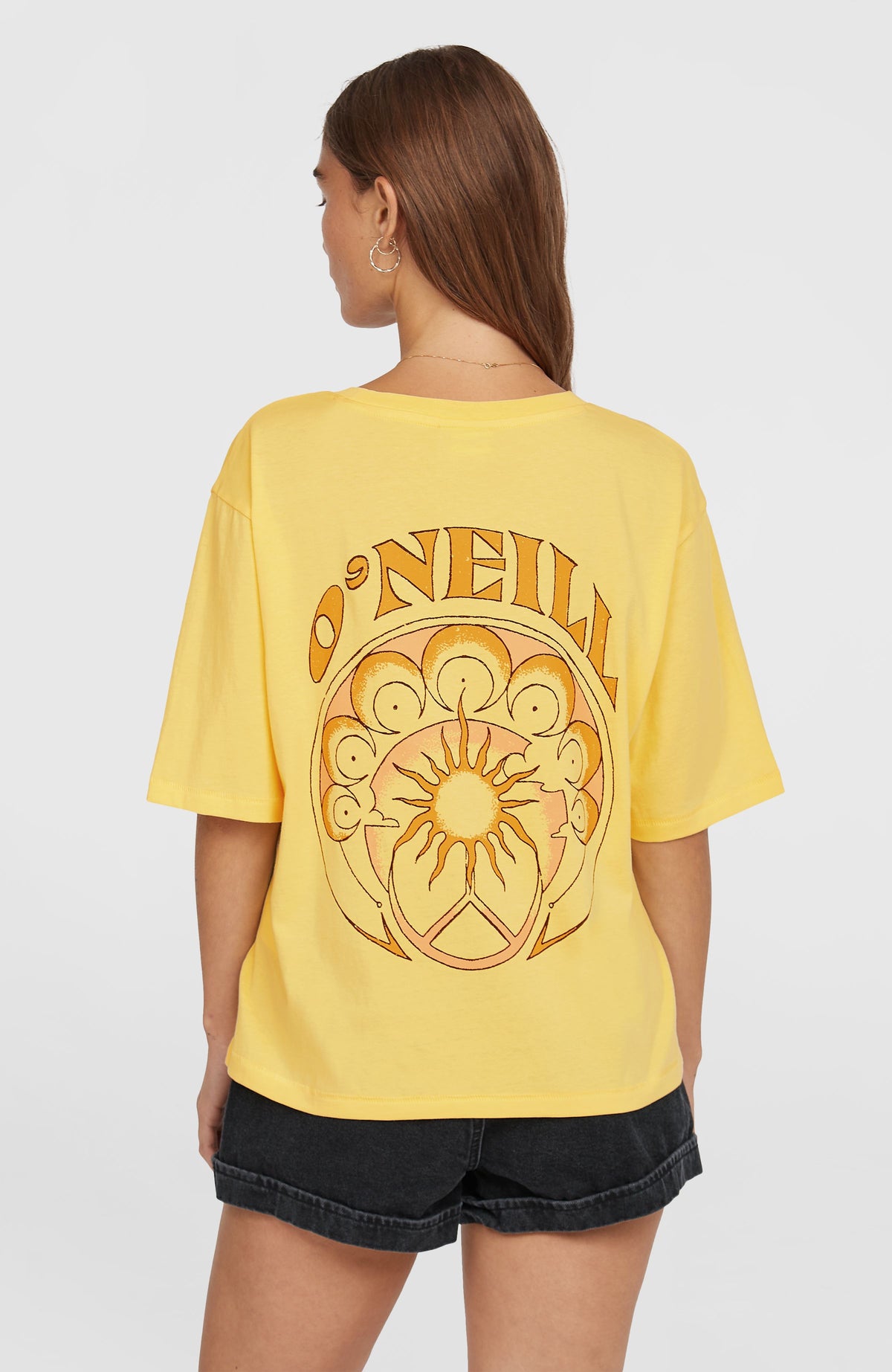 Summer Must Haves Back Print T-Shirt für Damen, gelb mit Grafik-Print in Orange, Rückansicht am Model