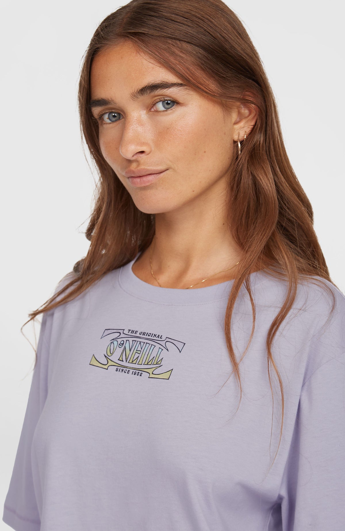 Nahaufnahme von Rundhalsausschnitt und Frontprint am lila Summer Must Haves Back Print T-Shirt