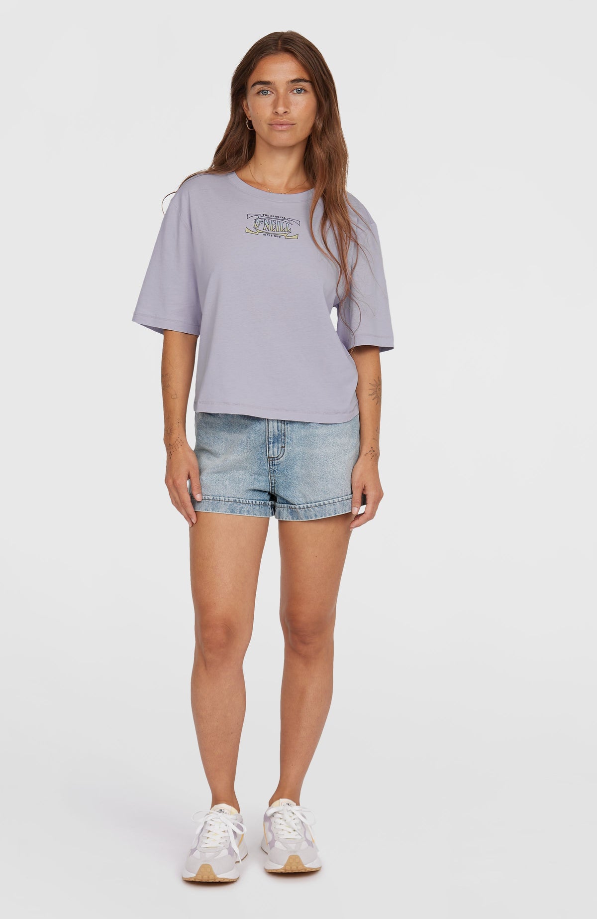 Summer Must Haves Back Print T-Shirt für Damen in Lila, Ganzkörperansicht von vorne am Model
