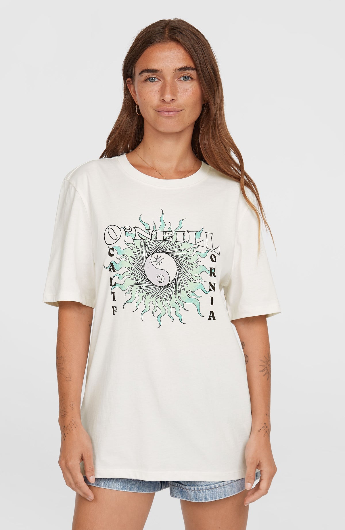 O'Neill Summer Must Haves Graphic T-Shirt für Damen, weiß mit Grafik-Print in Grün und Schwarz, Vorderansicht am Model