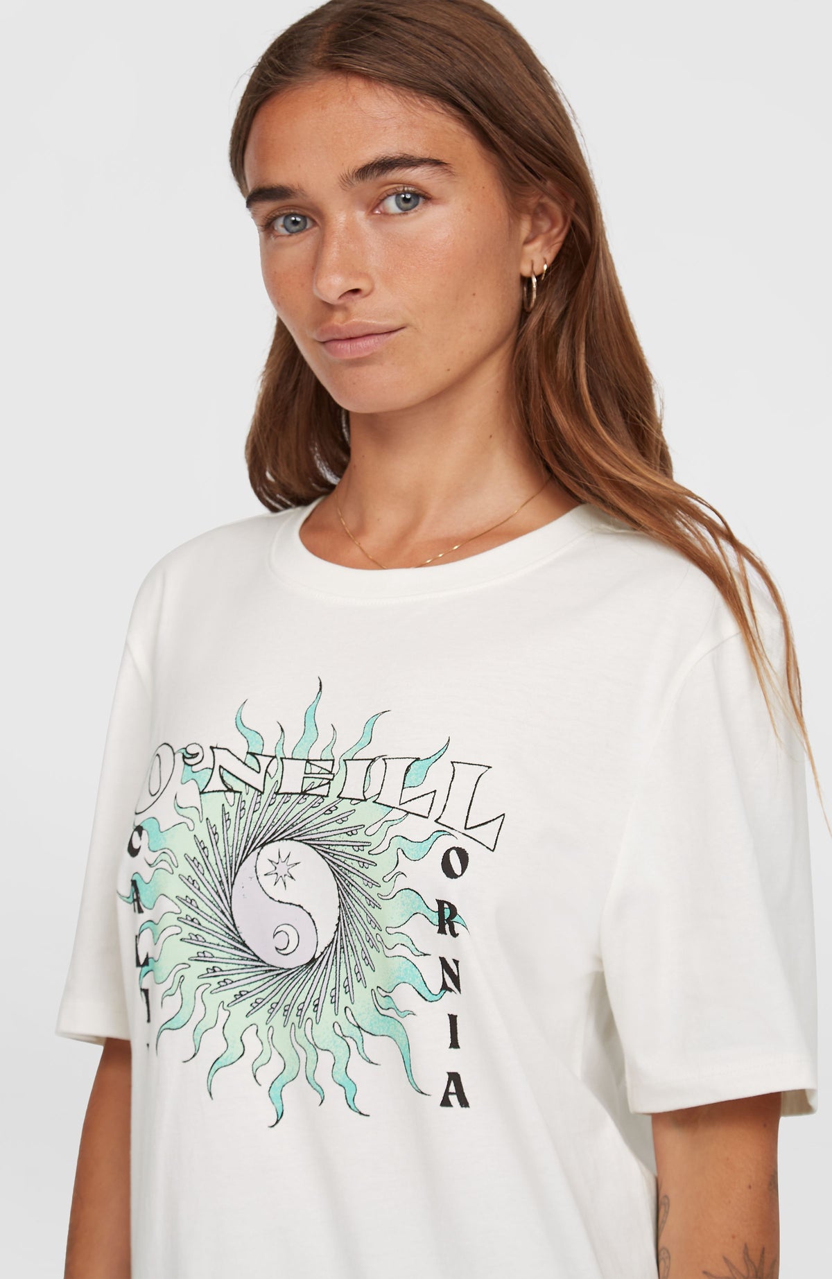 Summer Must Haves Graphic T-Shirt, weiß mit Grafik-Print in Grün und Schwarz, Nahaufnahme mit Rundhalsausschnitt am Model