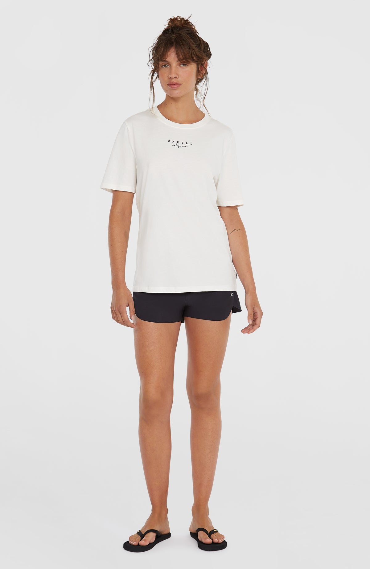 Summer Must Haves Graphic T-Shirt für Damen, weiß mit Logo-Print in Schwarz, Ganzkörperansicht am Model von vorne