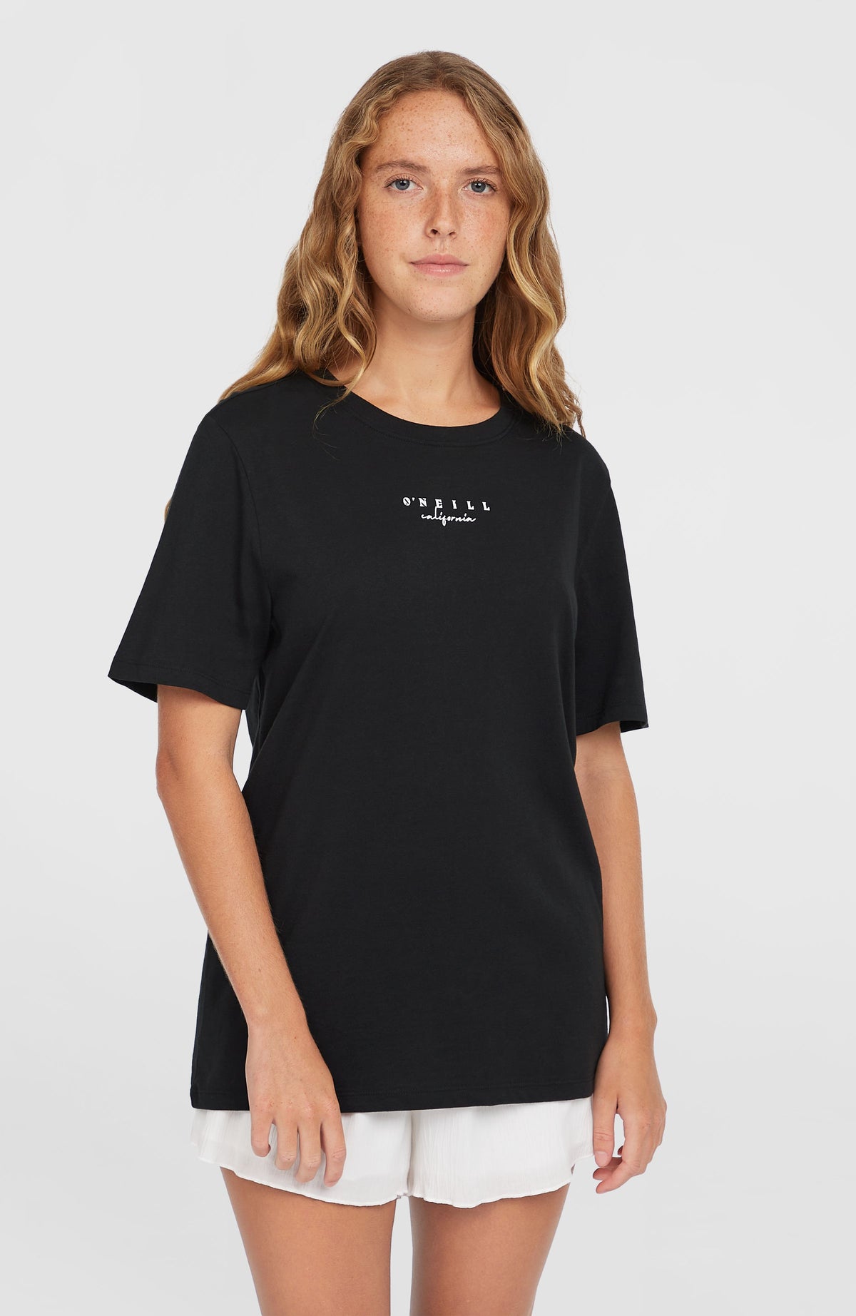 O'Neill Summer Must Haves Graphic T-Shirt für Damen, schwarz mit Logo-Print in Weiß, getragen am Model, Vorderansicht
