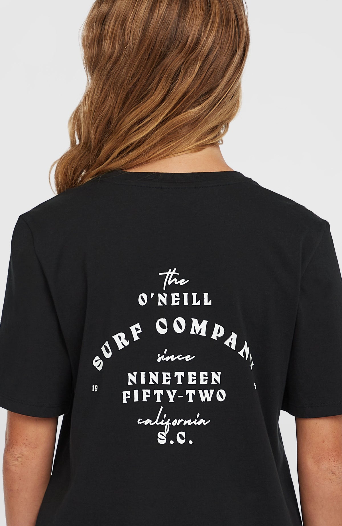 Nahaufnahme des weißen Rückenprints am schwarzen Summer Must Haves Graphic T-Shirt für Damen, getragen am Model