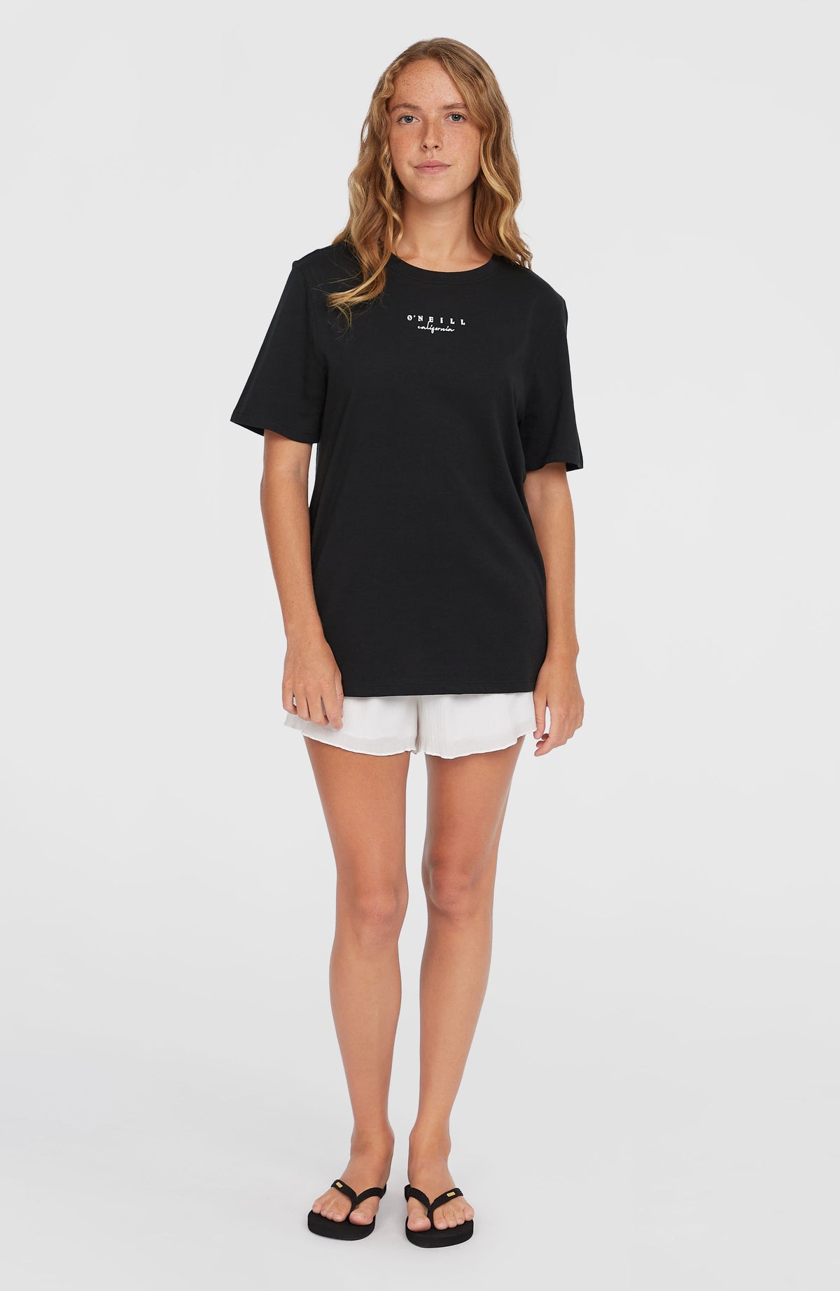 Summer Must Haves Graphic T-Shirt für Damen, schwarz mit Logo-Print in Weiß, Ganzkörperansicht am Model