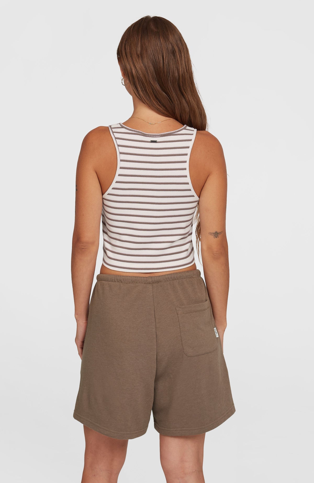 Jess Rib Tanktop für Damen, weiß mit Streifenmuster in Braun, Rückansicht am Model mit Racerback