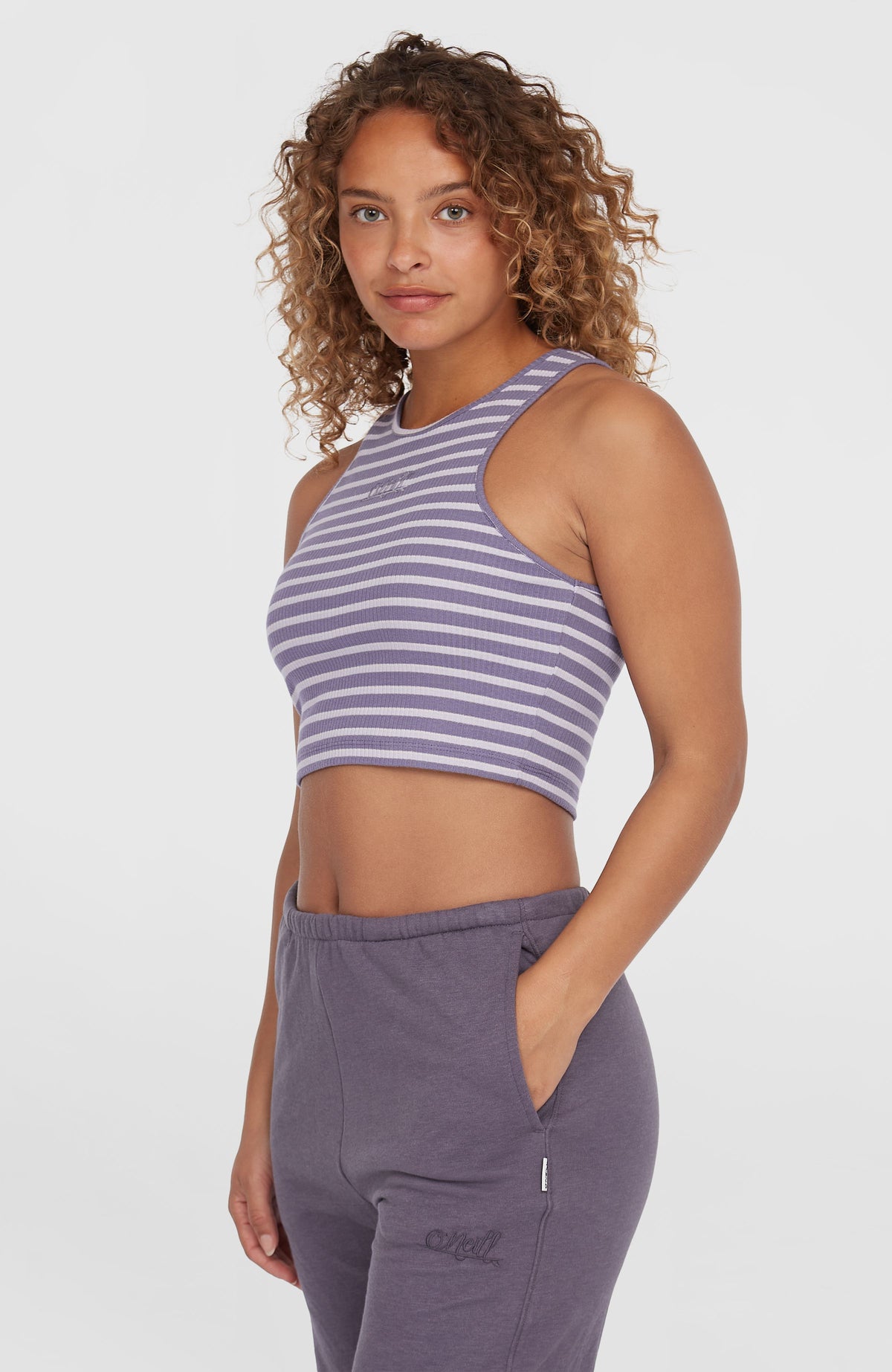 Jess Rib Tanktop für Damen, lila mit Streifenmuster in Weiß, seitliche Ansicht getragen am Model