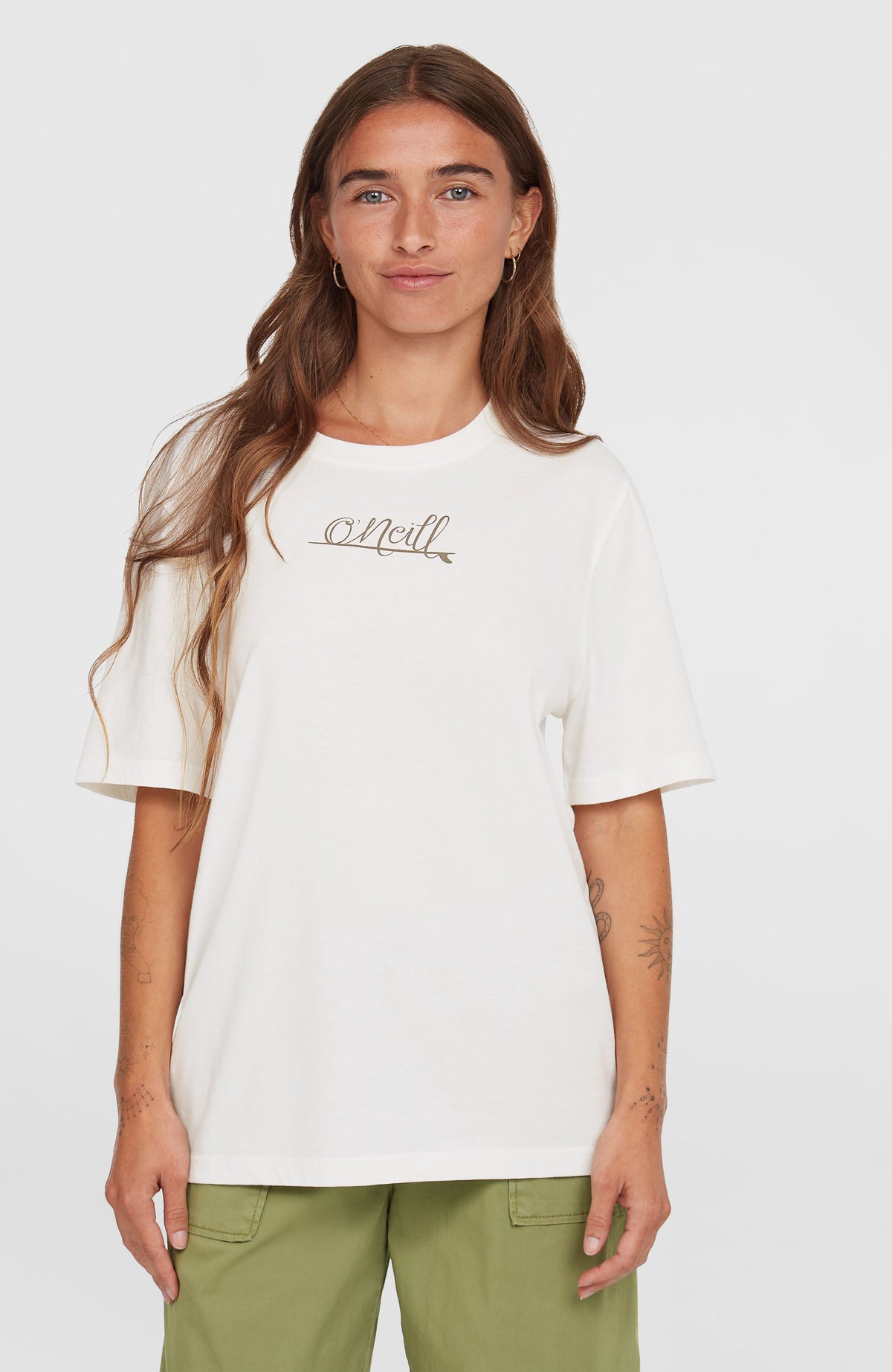 O'Neill Essentials Script T-Shirt für Damen, weiß mit Logo-Print in Grau, Vorderansicht getragen am Model