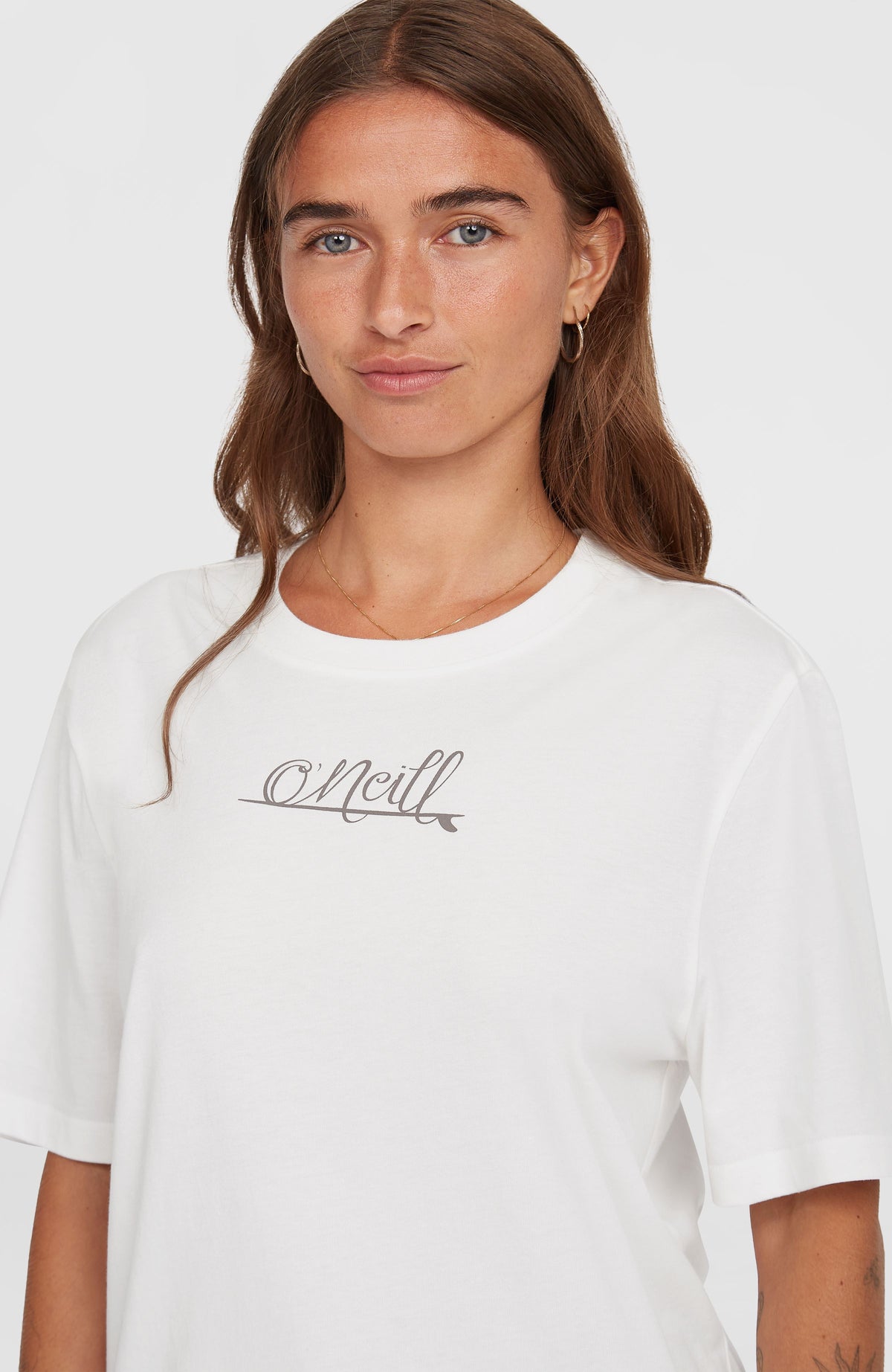 Essentials Script T-Shirt für Damen, weiß mit Logo-Print in Grau, Nahaufnahme von Rundhalsausschnitt und Logo