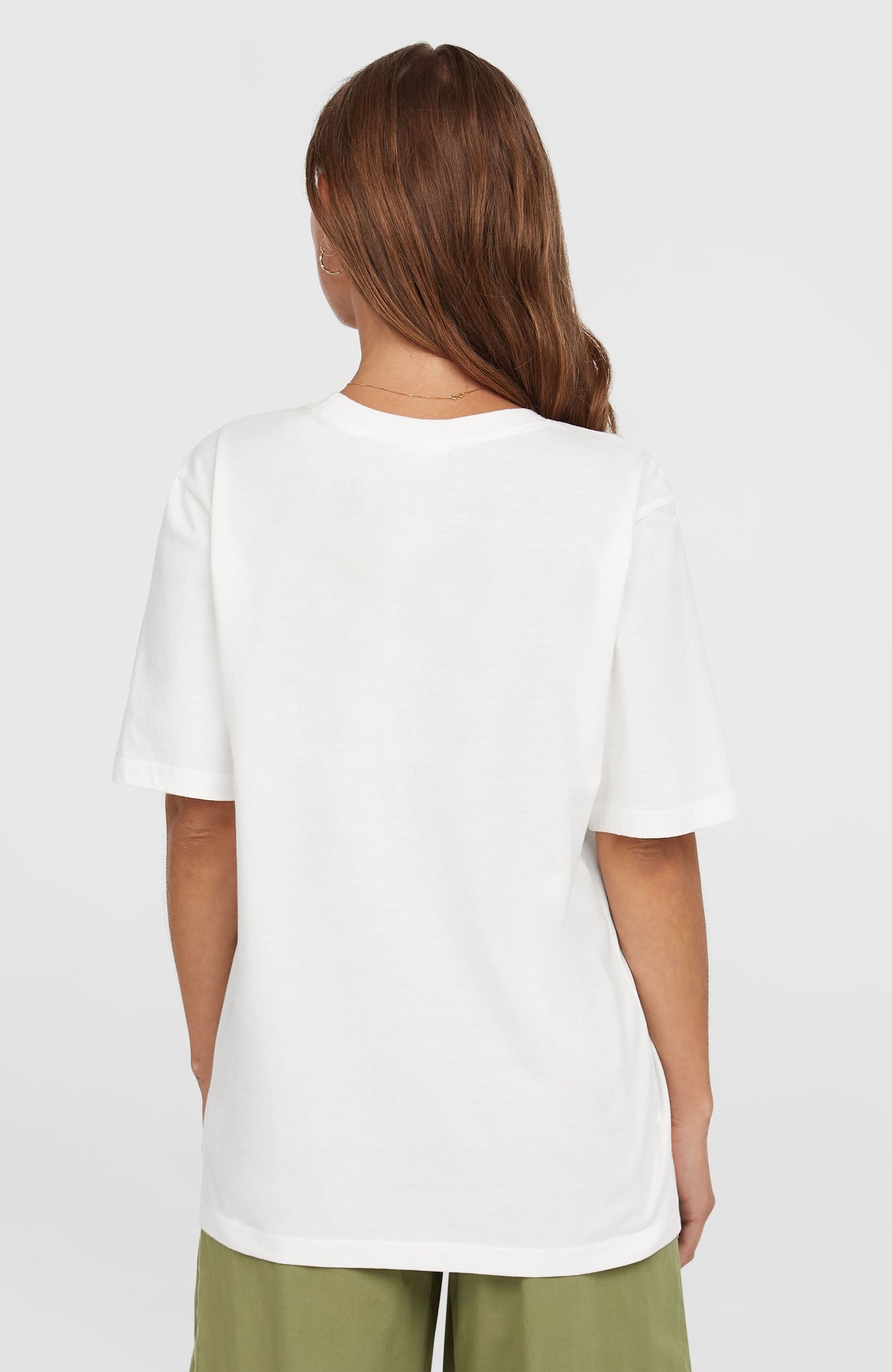 Essentials Script T-Shirt für Damen, weiß mit Logo-Print in Grau, getragen am Model, unifarbene Rückansicht