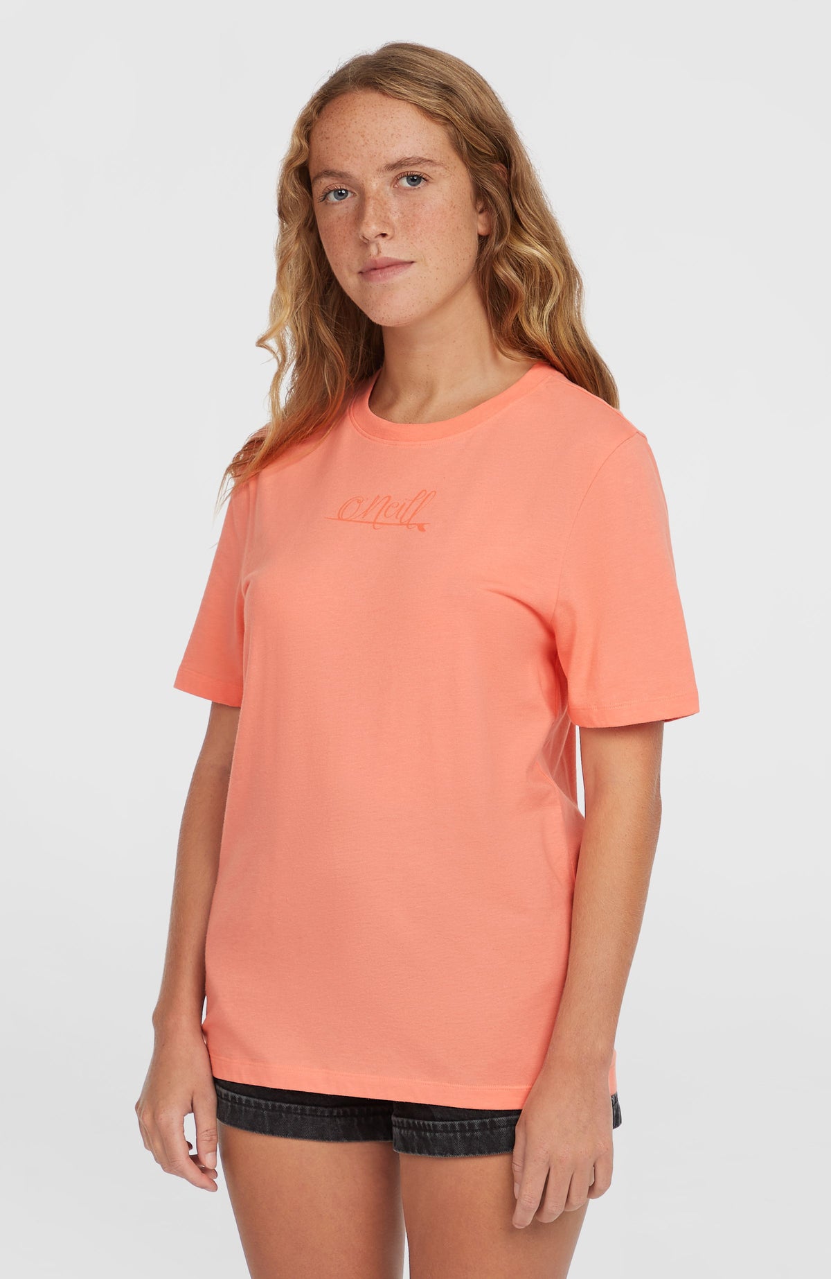 O'Neill Essentials Script T-Shirt für Damen, pink mit Logo-Schriftzug in Pink, Vorderansicht am Model
