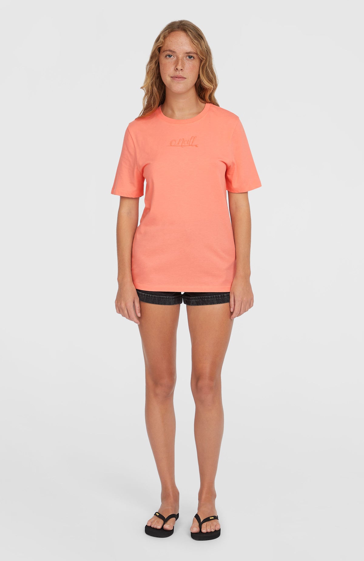 Essentials Script T-Shirt für Damen, pink mit Logo-Schriftzug in Pink, Ganzkörperansicht am Model von vorne