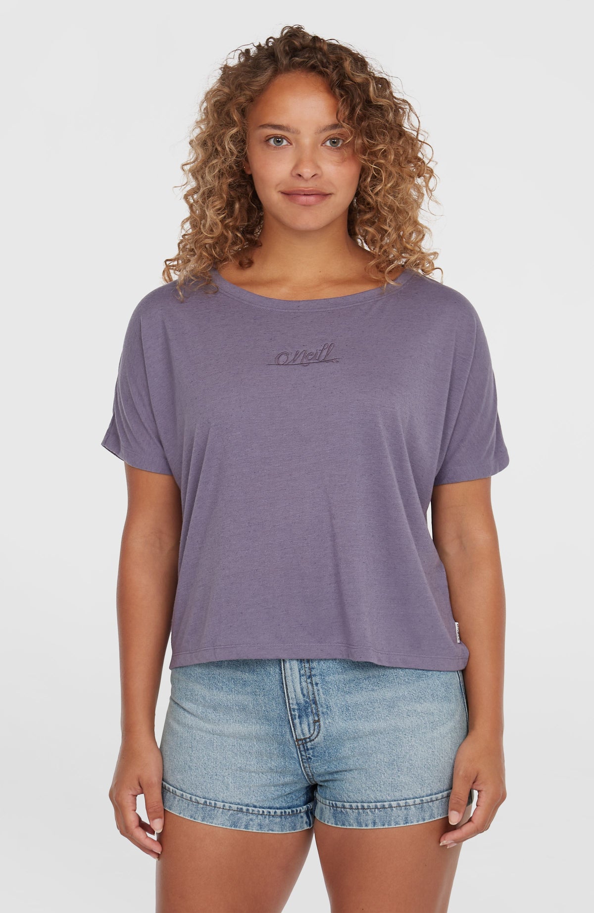 O'Neill Essentials Script T-Shirt in Drape-Optik für Damen, lila, Vorderansicht am Model