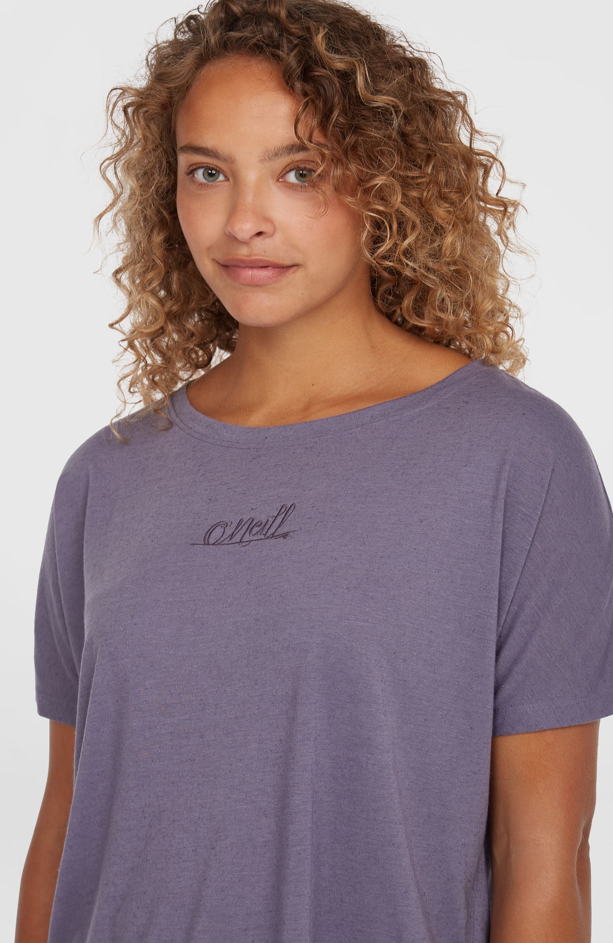 Essentials Script T-Shirt in Drape-Optik für Damen, lila, Nahaufnahme mit Logo-Schriftzug auf der Brust
