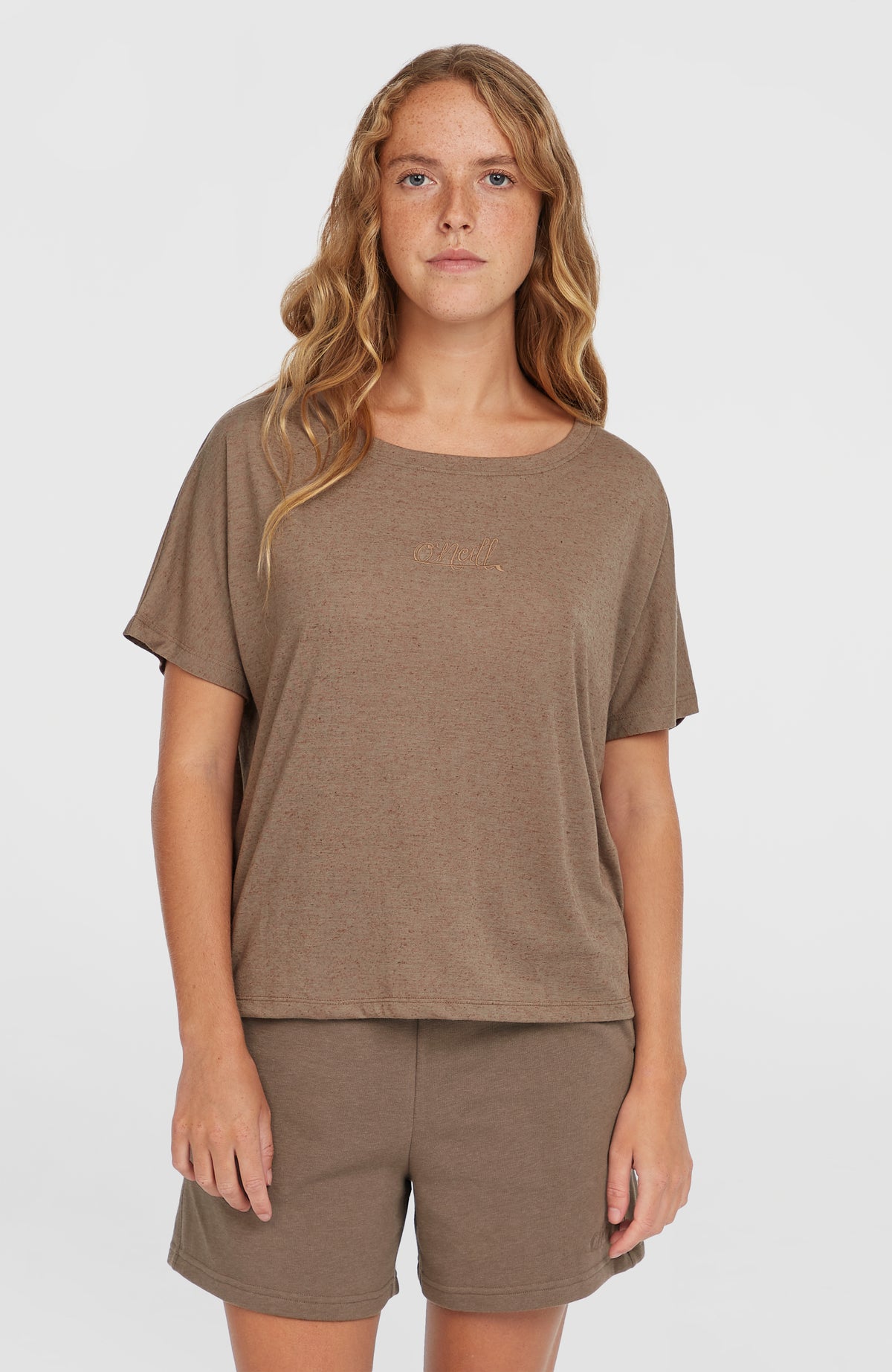 O'Neill Essentials Script T-Shirt in Drape-Optik für Damen, braun, Vorderansicht am Model