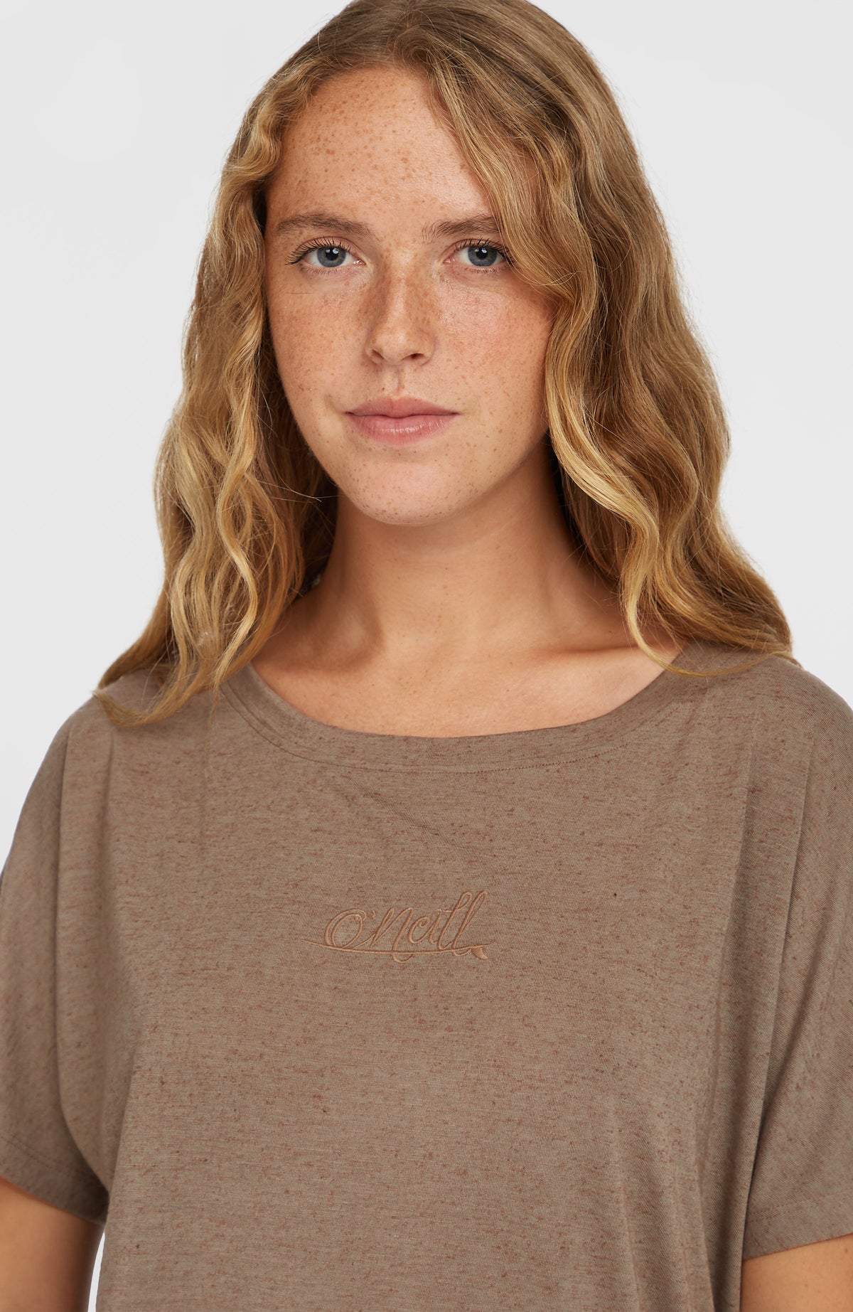 Essentials Script T-Shirt in Drape-Optik, braun, Nahaufnahme von Rundhalsausschnitt und Logo-Stickerei