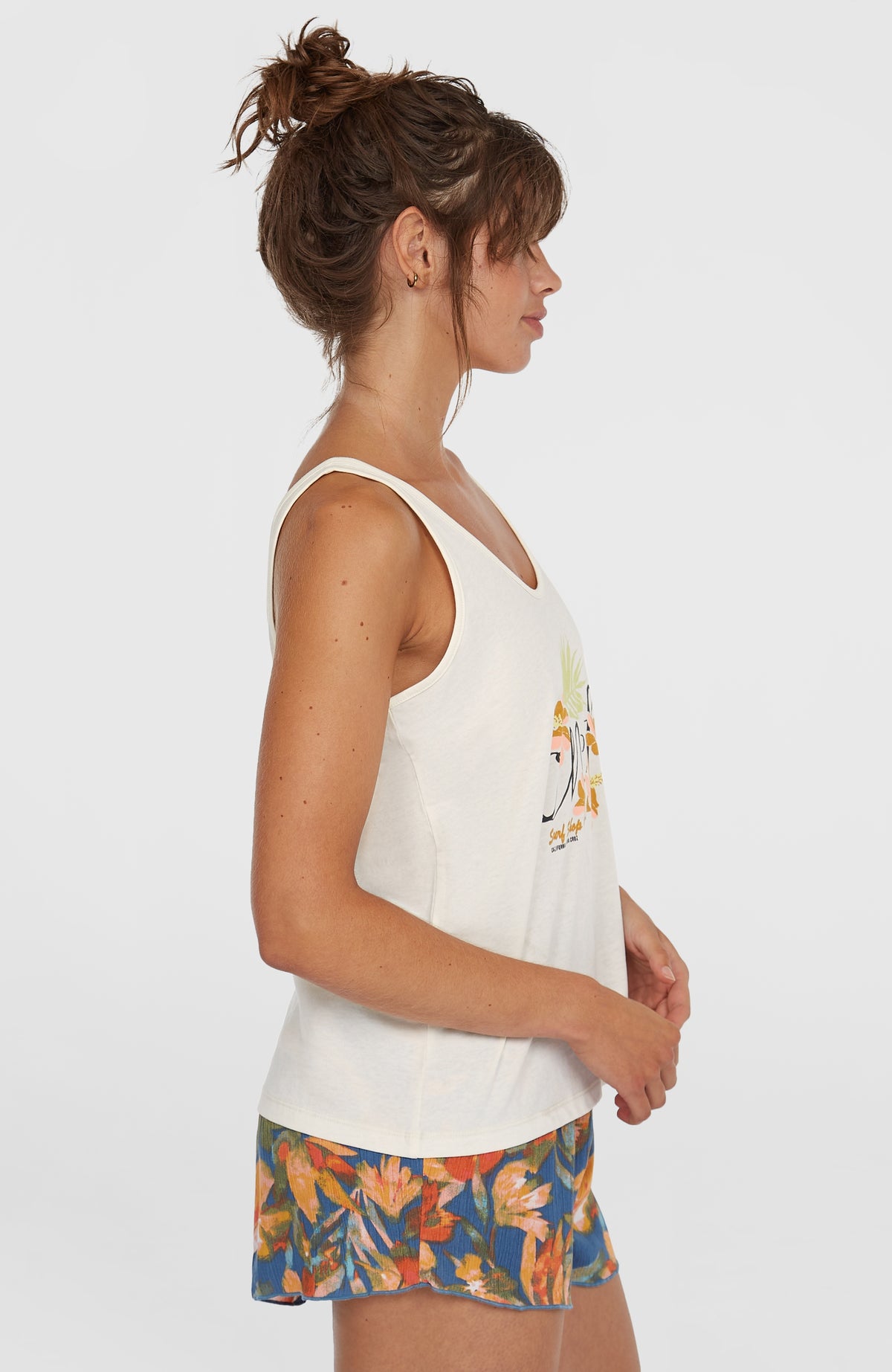 Luana Graphic Tanktop für Damen, weiß mit Logo-Print in Orange und Schwarz, Seitenansicht am Model