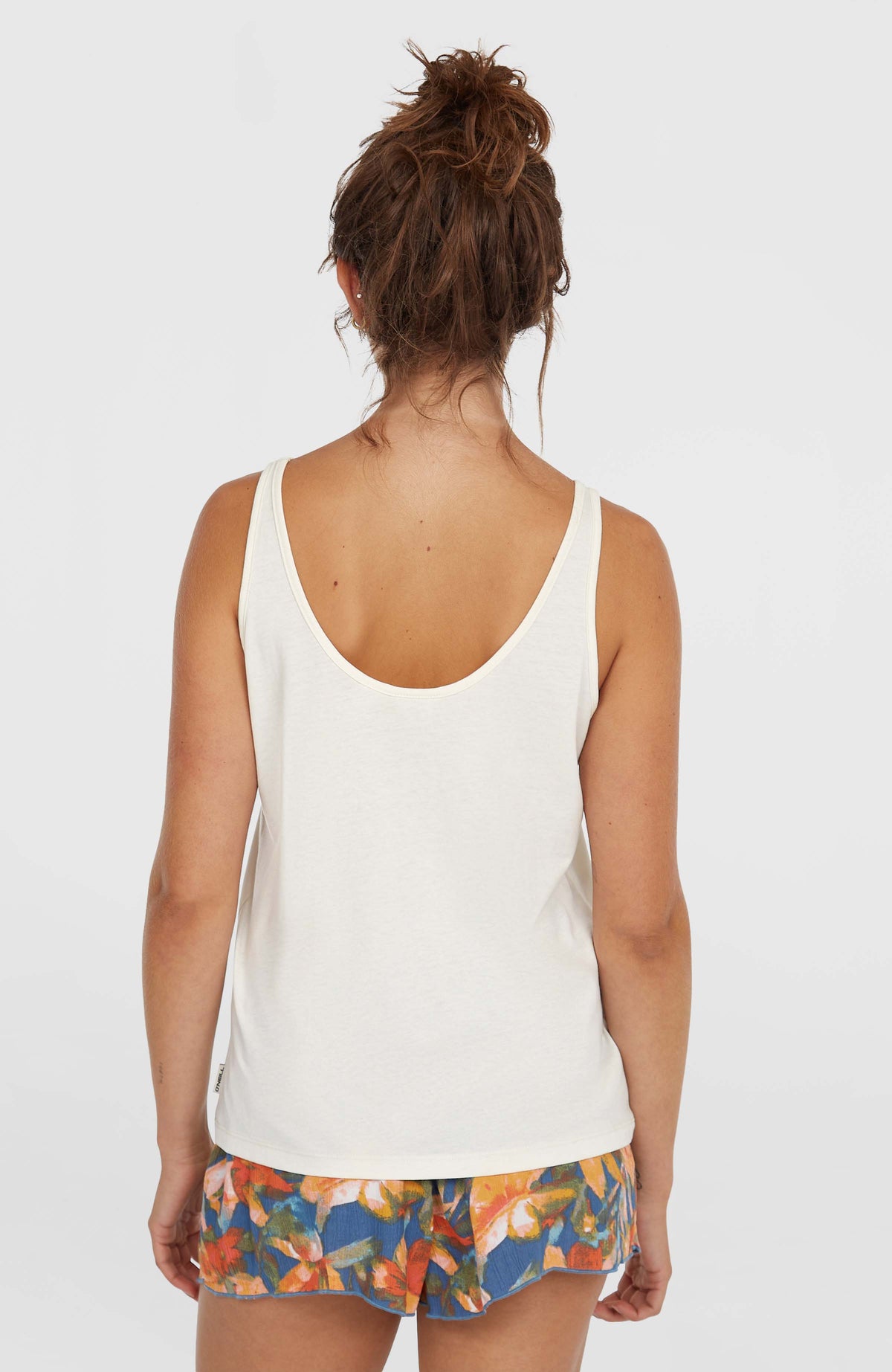 Luana Graphic Tanktop für Damen, weiß, Rückansicht am Model mit weitem Ausschnitt und Logo-Fähnchen am Saum