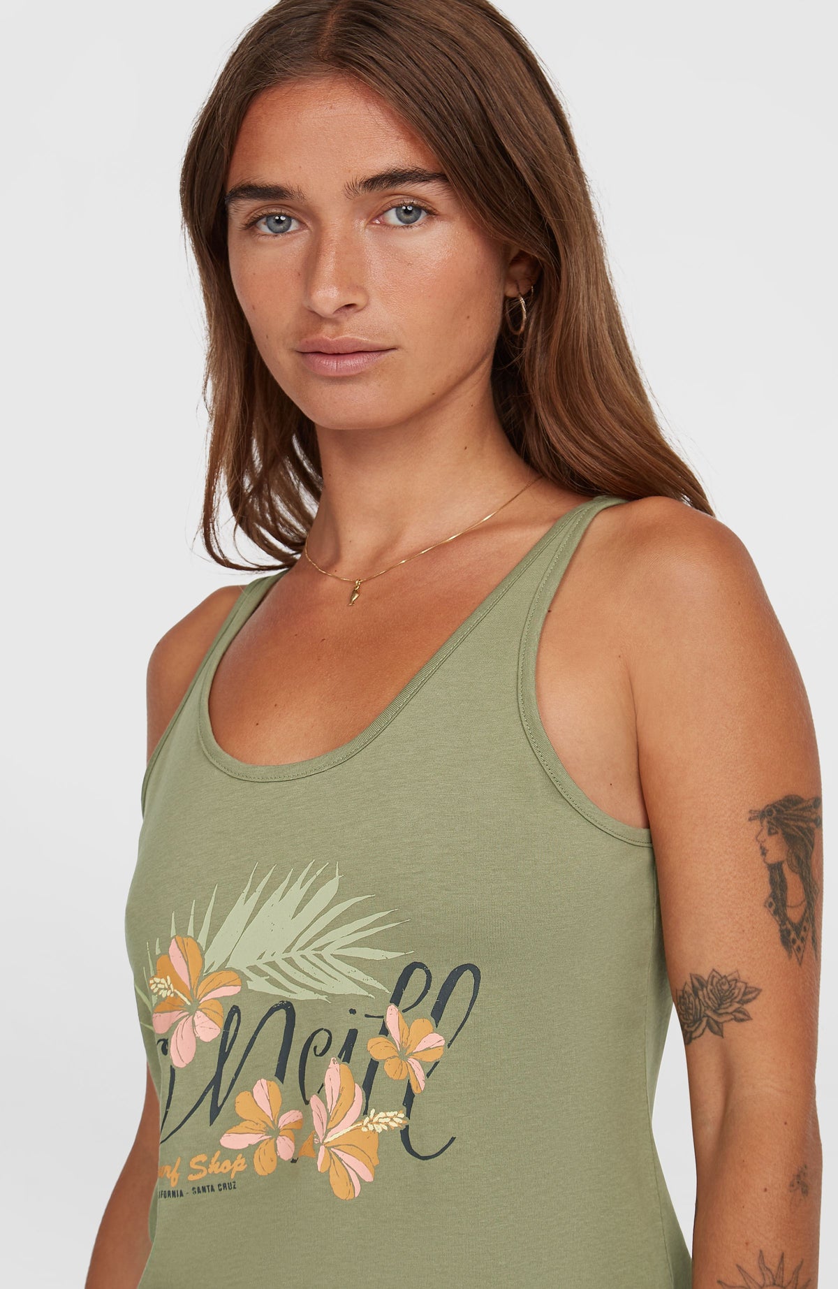 Luana Graphic Tanktop für Damen, grün mit Logo-Print in Orange und Schwarz, Nahaufnahme von Ausschnitt und Print