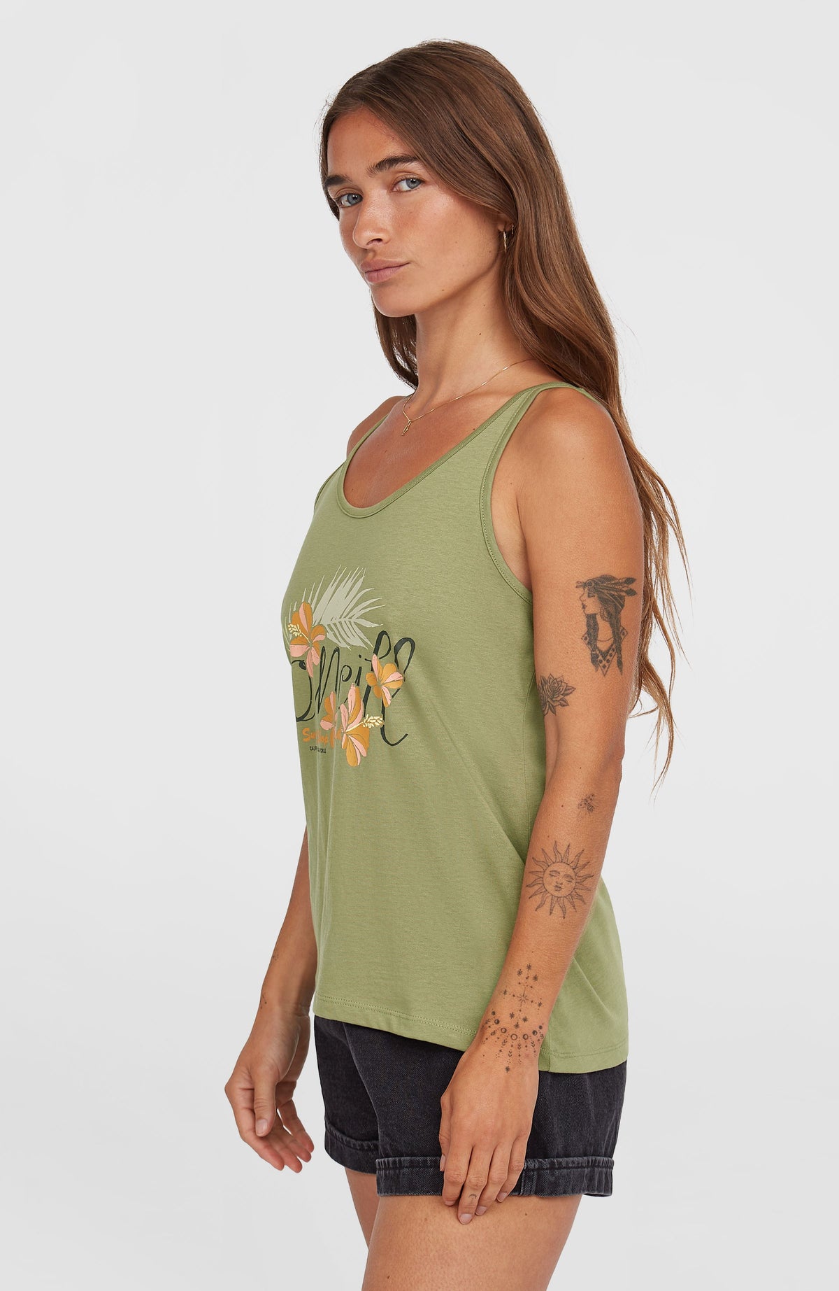 Luana Graphic Tanktop für Damen, grün mit Logo-Print in Orange und Schwarz, getragen am Model in Halbprofilansicht