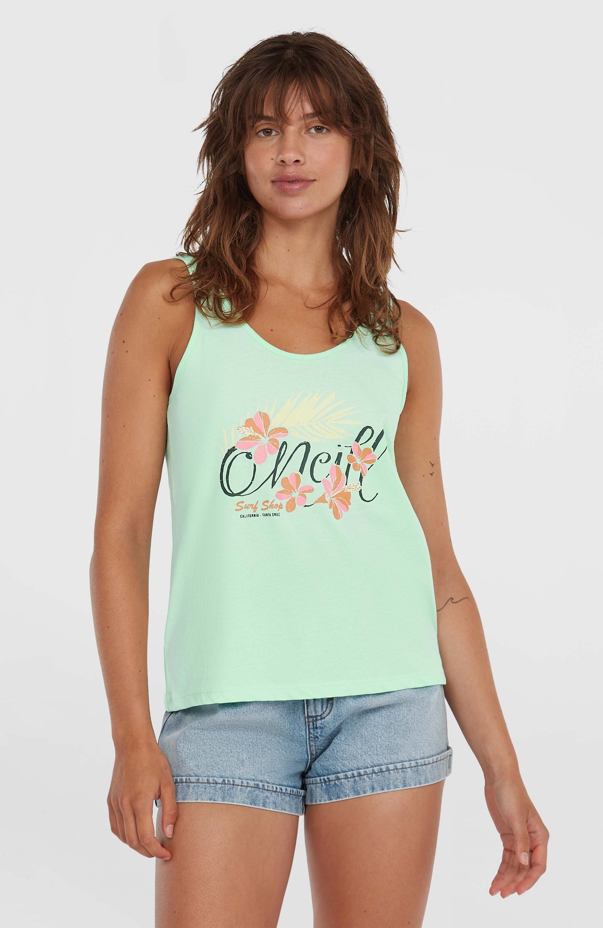 O'Neill Luana Graphic Tanktop für Damen, grün mit Logo-Print in Rosa und Dunkelblau, Vorderansicht am Model