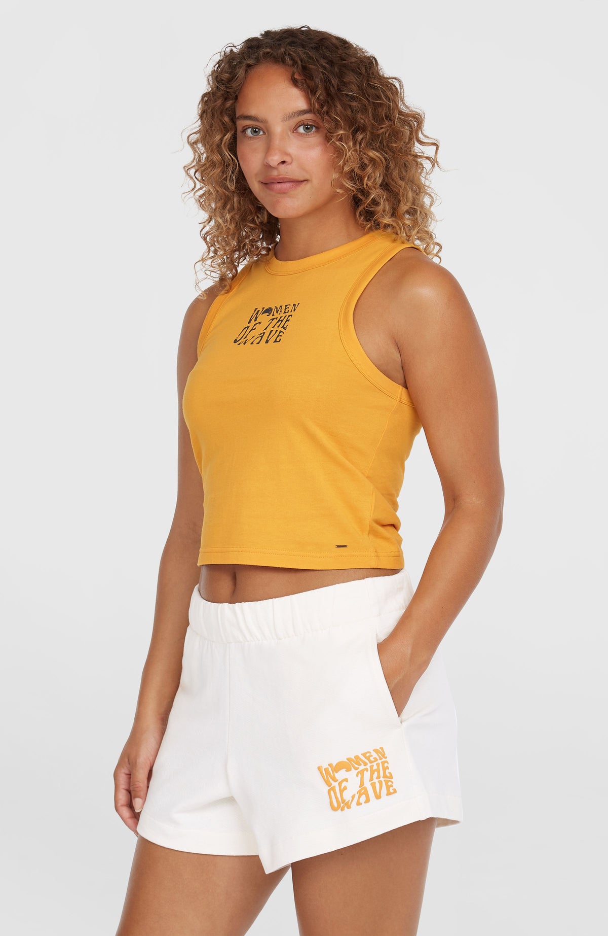 Women of the Wave Tanktop für Damen, orange mit Grafik-Print in Schwarz, Ansicht von schräg vorne am Model