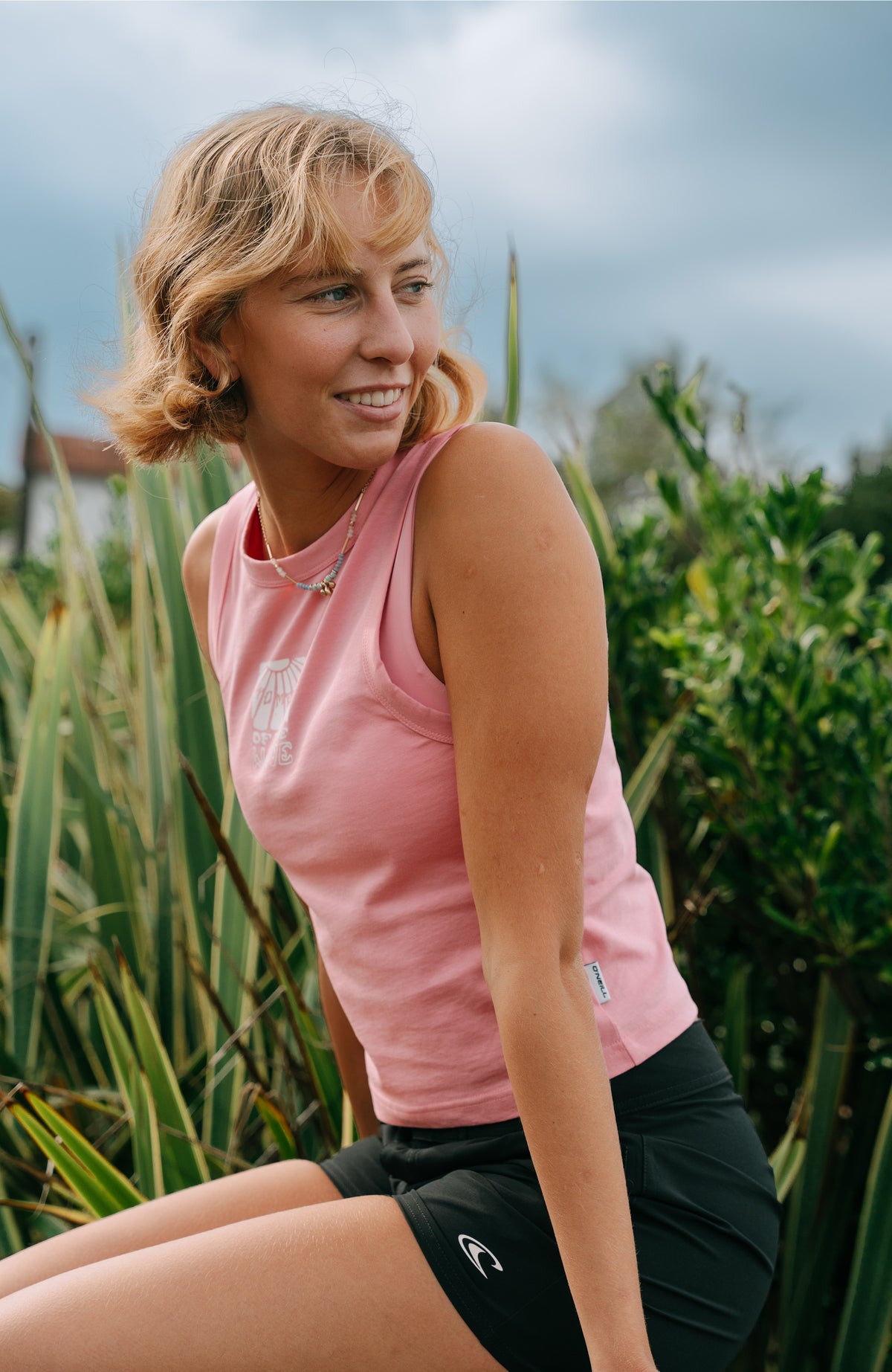 Women of the Wave Tanktop für Damen, pink mit Grafik-Print in Weiß, im Grünen von der Seite