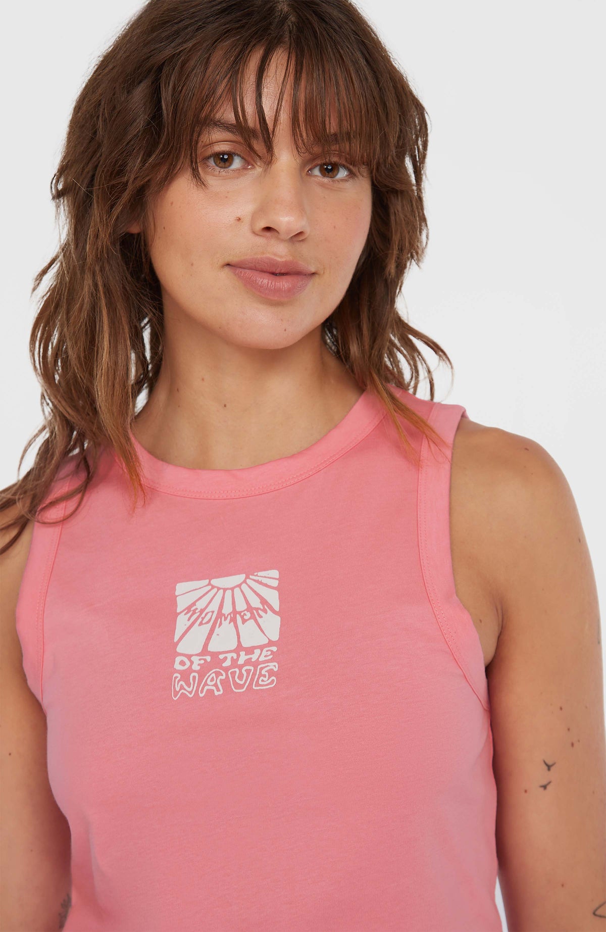 Nahaufnahme vom Rundhalsausschnitt und Print des pinken Women of the Wave Tanktop für Damen