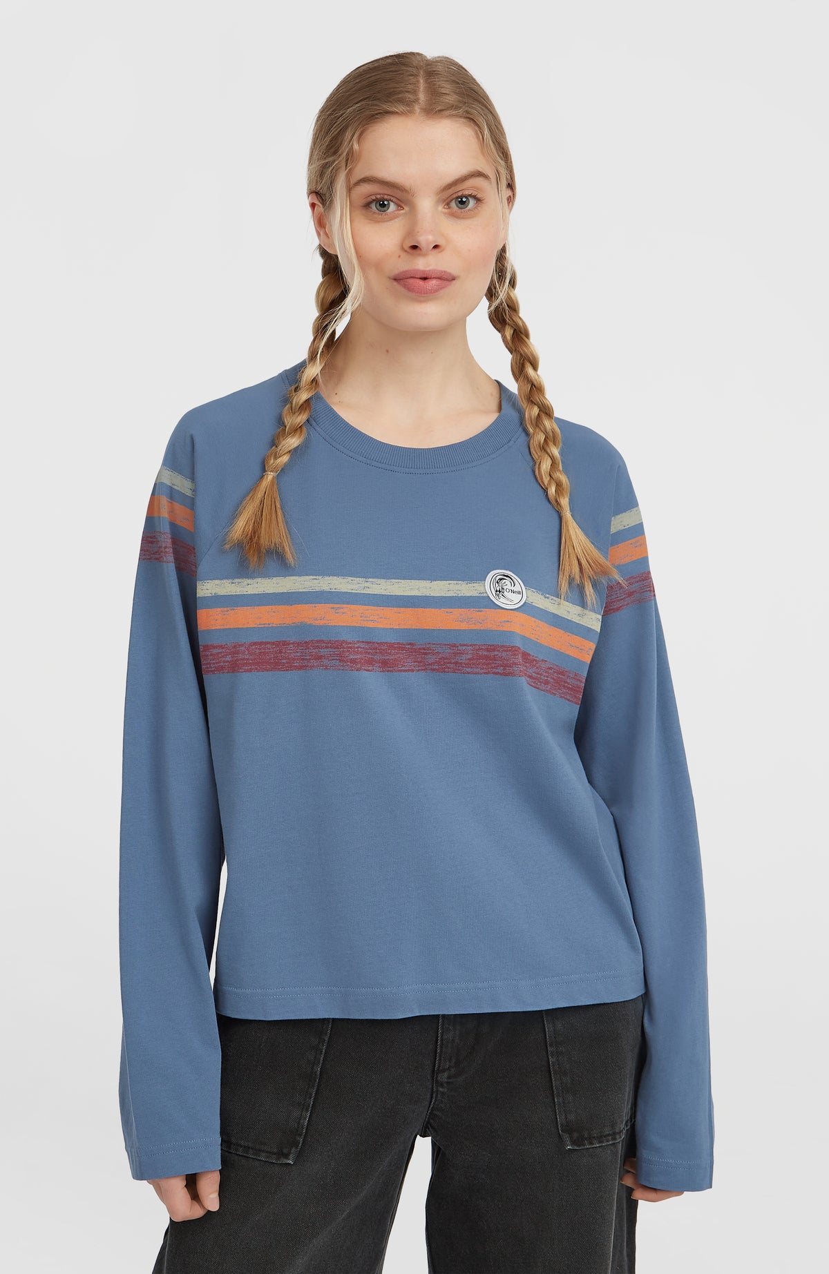 O'Neill O'Riginals Langarmshirt für Damen, blau mit Streifenmuster in Orange und Rot, Vorderansicht am Model
