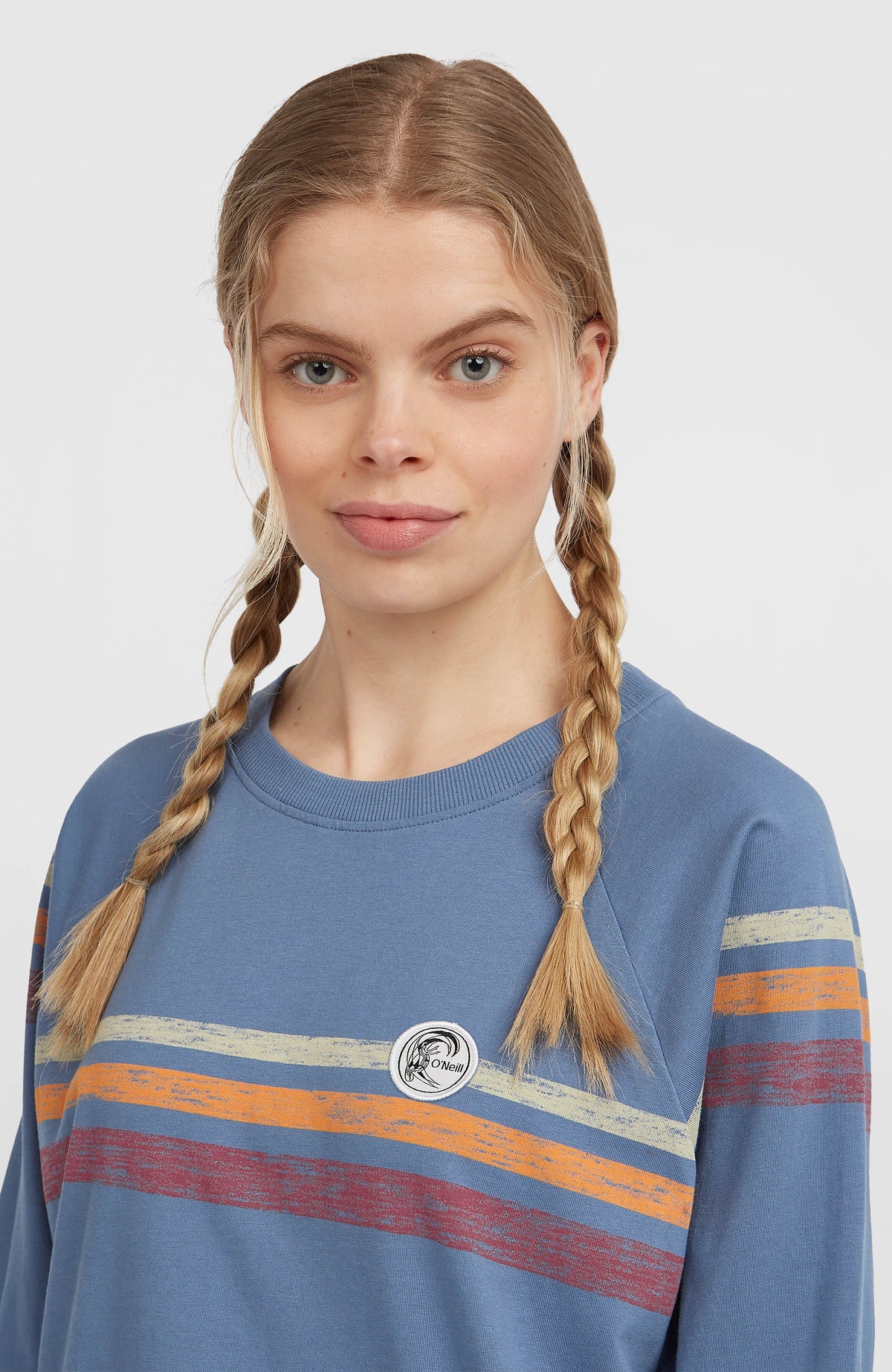 Nahaufnahme von Rundhalsausschnitt und Logo-Patch des blauen O'Riginals Langarmshirts am Model