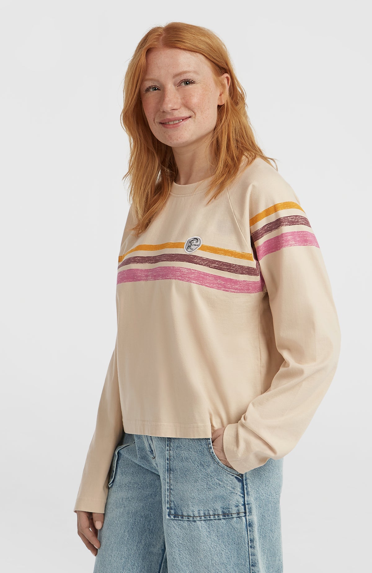 O'Riginals Langarmshirt für Damen, beige mit Streifenmuster in Orange und Pink, Dreiviertelansicht am Model