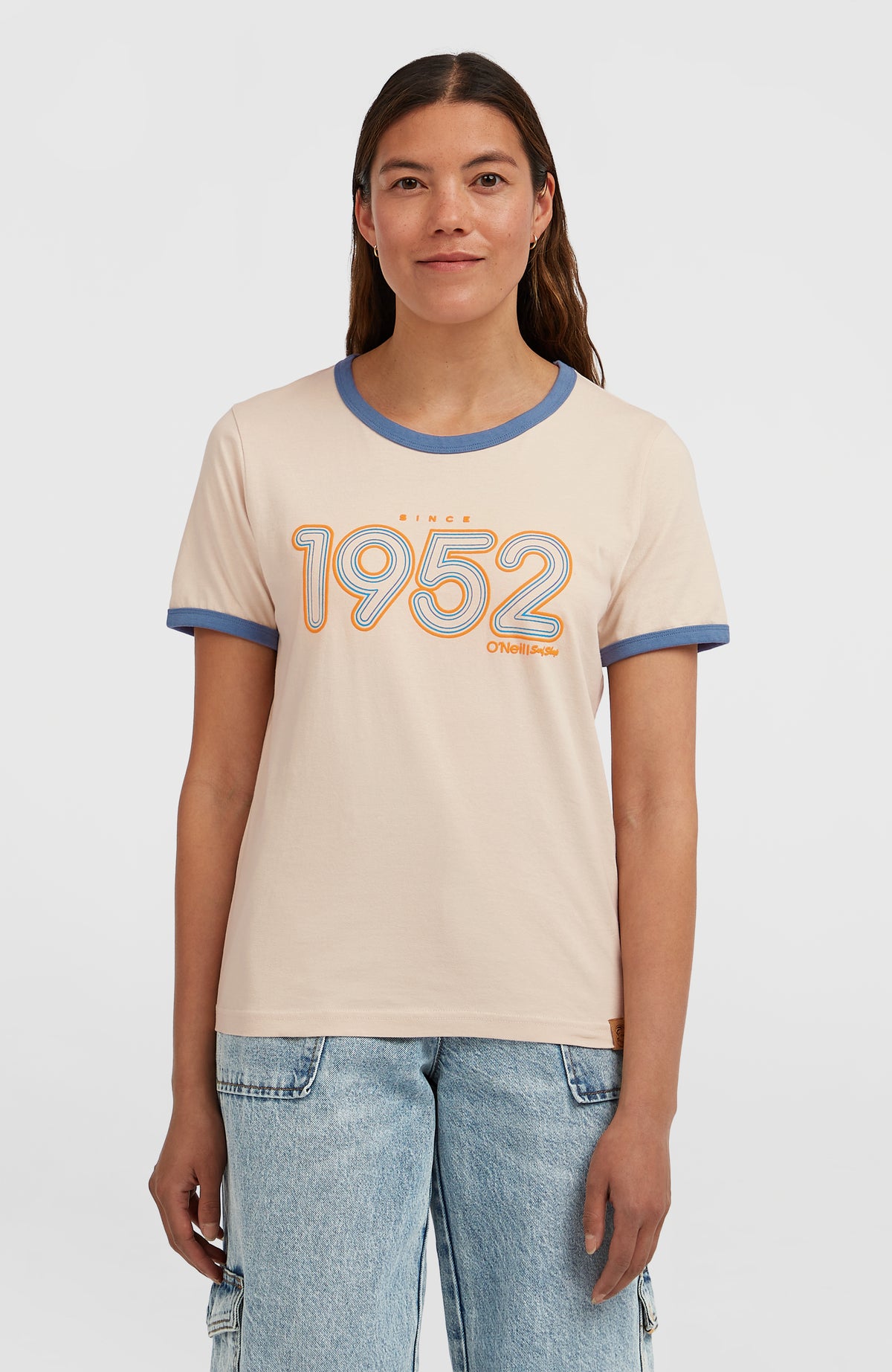 O'Neill O'Riginals 1952 T-Shirt für Damen, beige mit Logo-Print in Blau und Orange, Vorderansicht am Model