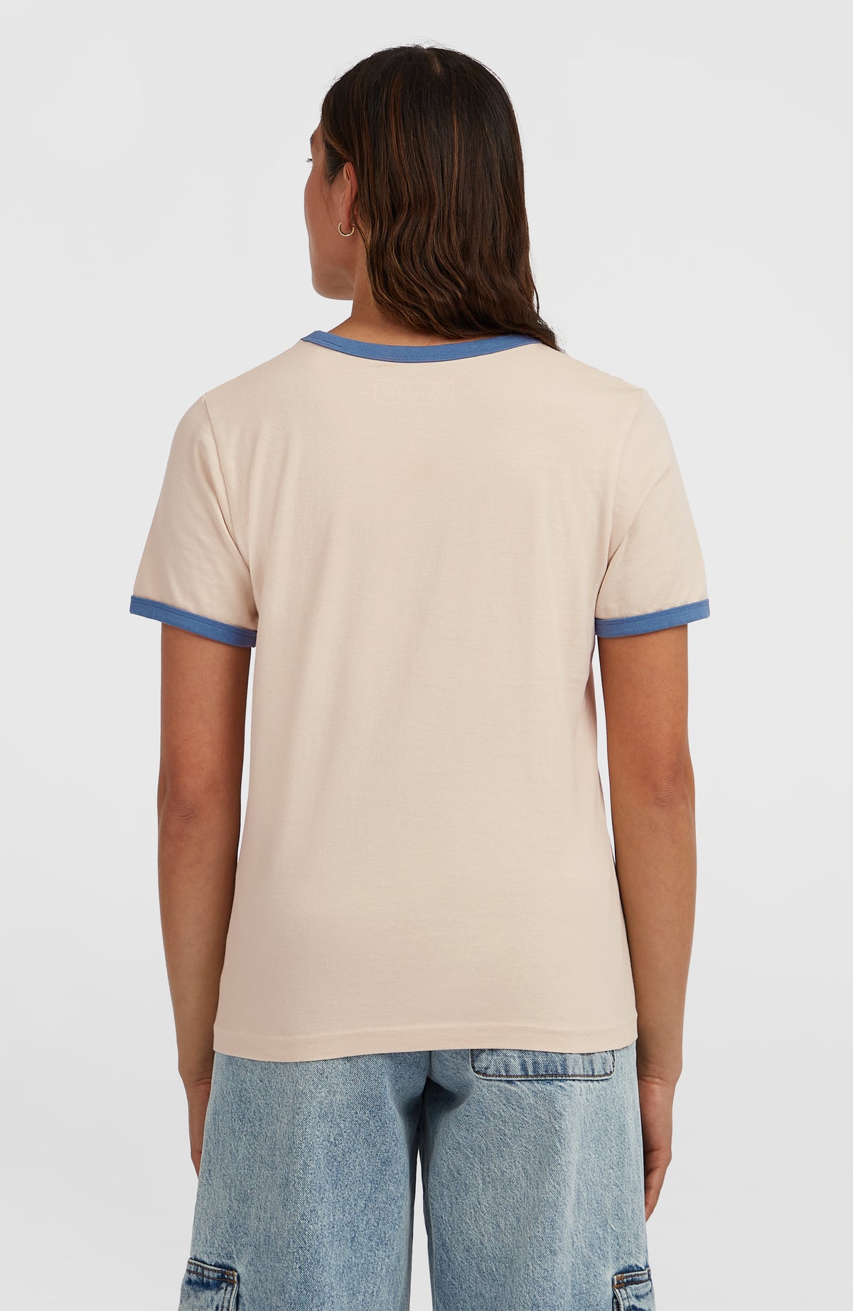 O'Riginals 1952 T-Shirt für Damen, beige mit blauen Rippbündchen am Kragen und Ärmeln, Rückansicht am Model