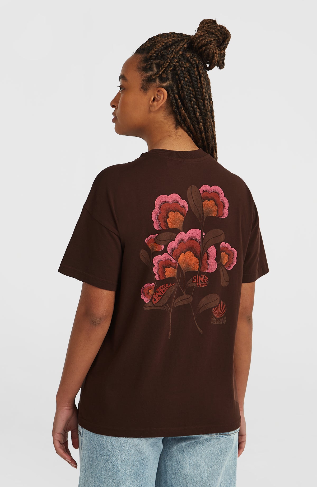 O'Neill O'Riginals Back-Print T-Shirt für Damen, braun mit Blumen-Print in Pink und Orange, Rückansicht am Model