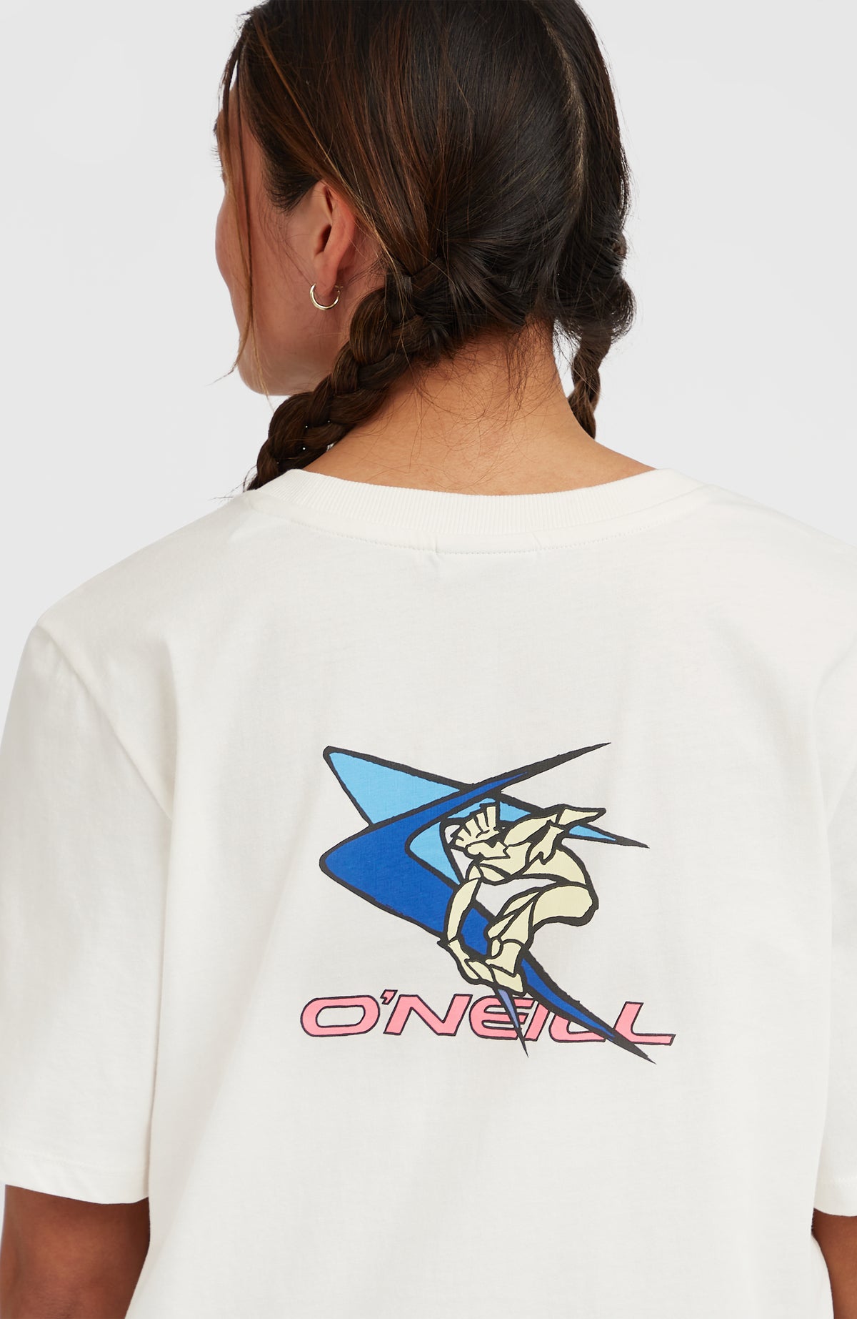 FWC'Play T-Shirt für Damen, weiß mit Logo-Print in Blau und Pink, Nahaufnahme der Rückseite am Model
