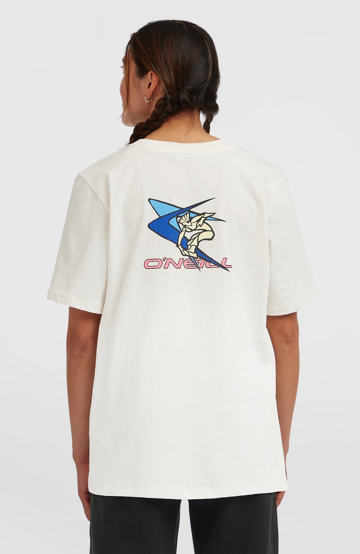 FWC'Play T-Shirt für Damen, weiß mit Logo-Print in Blau und Pink, Rückansicht am Model