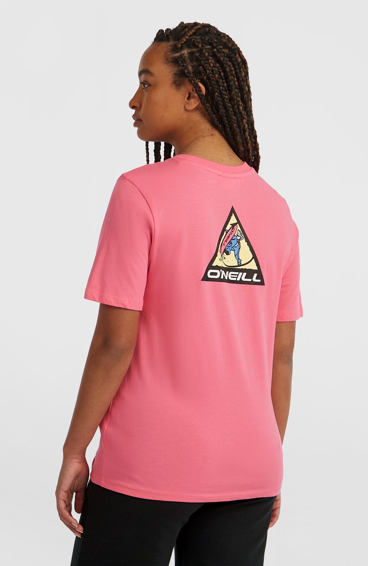 FWC'Play T-Shirt für Damen, pink mit Logo-Print in Blau und Gelb, Rückansicht am Model mit Rückenprint