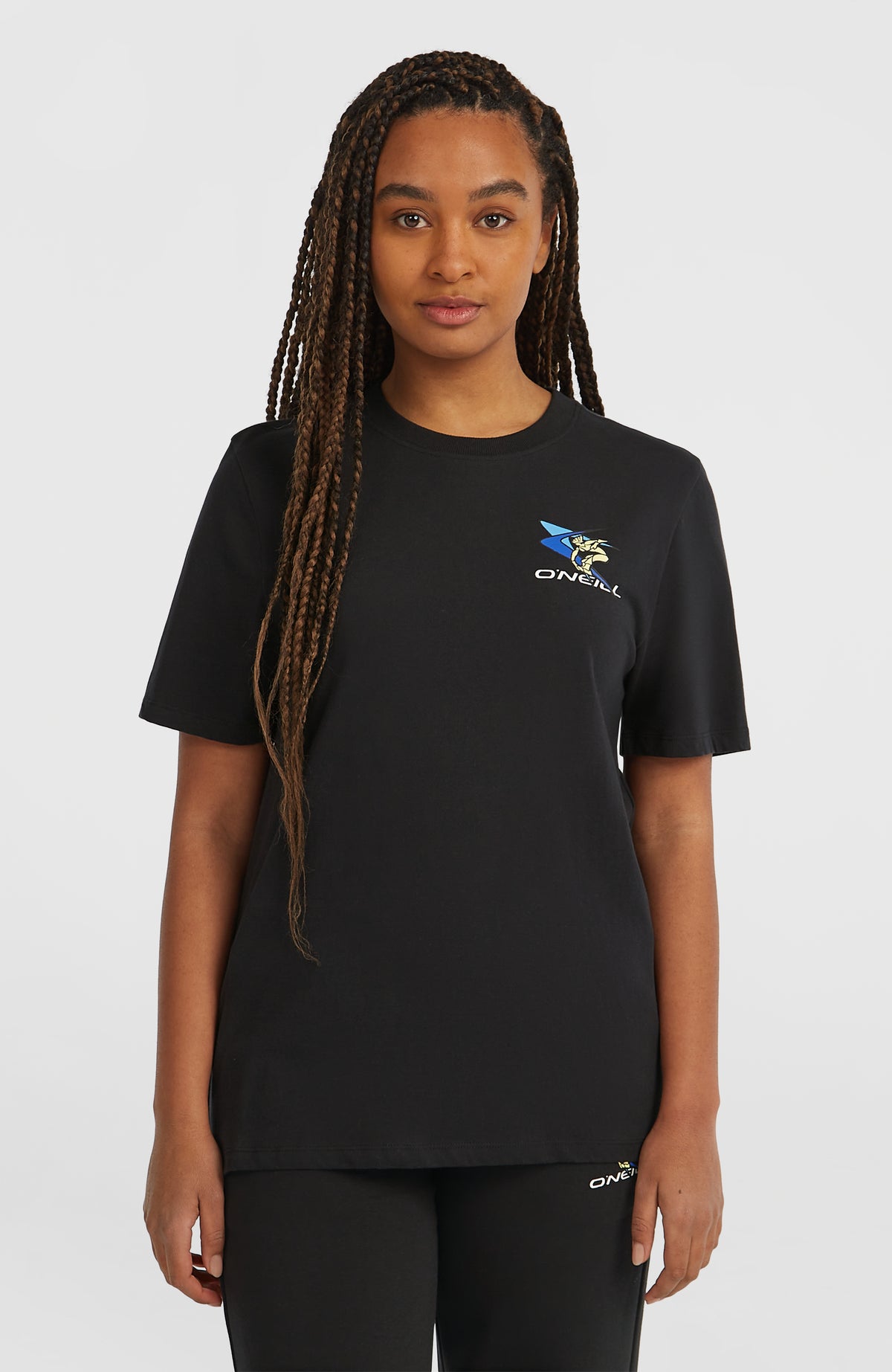 O'Neill FWC'Play T-Shirt für Damen, schwarz mit Logo-Print in Blau und Gelb, Vorderansicht am Model